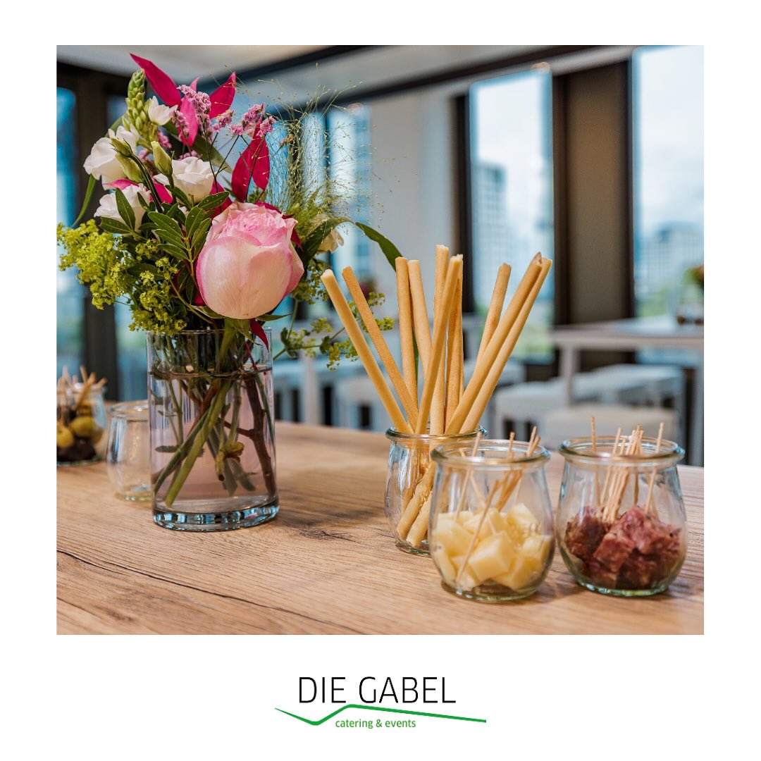 ✨Über den Dächern Frankfurts!✨
Wir durften eine ganz besondere Alumnifeier für unseren langjährigen Kunden @linklaters_germany in der Bankenwelt ausrichten – mit atemberaubendem Blick über die Skyline!
🍴 100 Gäste verwöhnten wir mit einem kulinarischen Erlebnis der Extraklasse:
• Vorspeisen im Flying-Service
• Hauptgänge & Desserts sowohl im Flying als auch am Buffet
Jeder Moment ein Genuss, jedes Gericht ein Highlight – wir lieben es, immer wieder besondere Erlebnisse zu schaffen! 💫
#diegabel_cateringevents #cateringrheinmain #cateringfrankfurt #überdendächernfrankfurts #flyingdinner #frankfurt #alumni