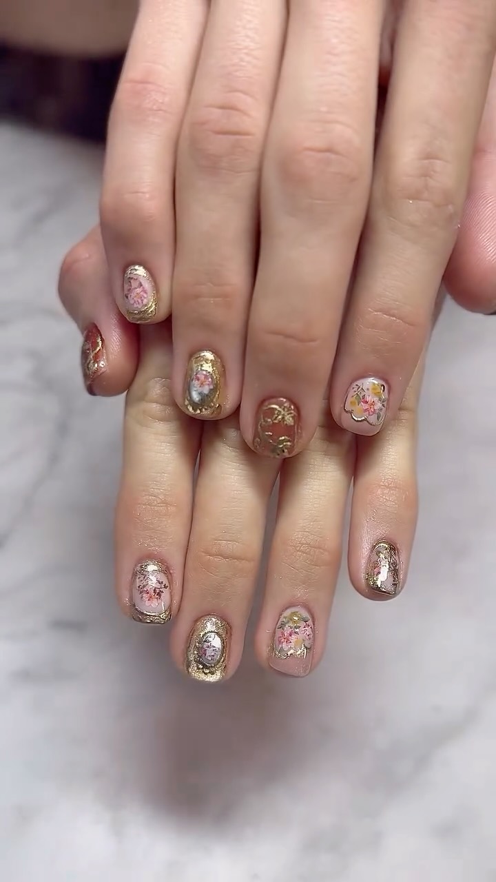 Vintage romance meets gilded elegance ✨
These antique-inspired nails are adorned with hand-detailed roses, gold chrome filigree, and soft blush tones — like heirlooms for your fingertips. Fit for a love letter sealed in wax 💌🌹
Artist: Nicole
#AntiqueNails #VintageNailArt #GoldChromeNails #VictorianVibes #FloralNails #BondiNails #RenaissanceBeauty #NailInspo #ShortNailsWithStyle #BaroqueNails #ElegantNails #NailsOfInstagram #HandPaintedNails #SoftGlamNails
