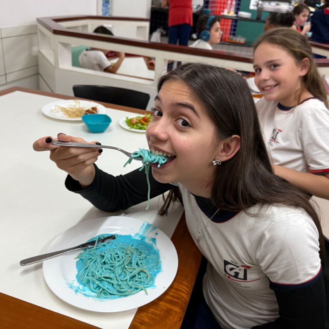 Dia Azul no Integral! 💙
O cardápio ganhou um toque diferente: foi o Dia Azul da Alimentação!
As comidas e sobremesas deixaram as refeições ainda mais divertidas e despertaram a curiosidade dos alunos.
Explorar as cores é uma forma deliciosa de estimular o paladar e o interesse por novos alimentos e o azul foi a cor escolhida para tornar o dia mais alegre e saboroso! 💙
#somosga #angloalante
#colegioguilhermedealmeida
#períodointegral #integral