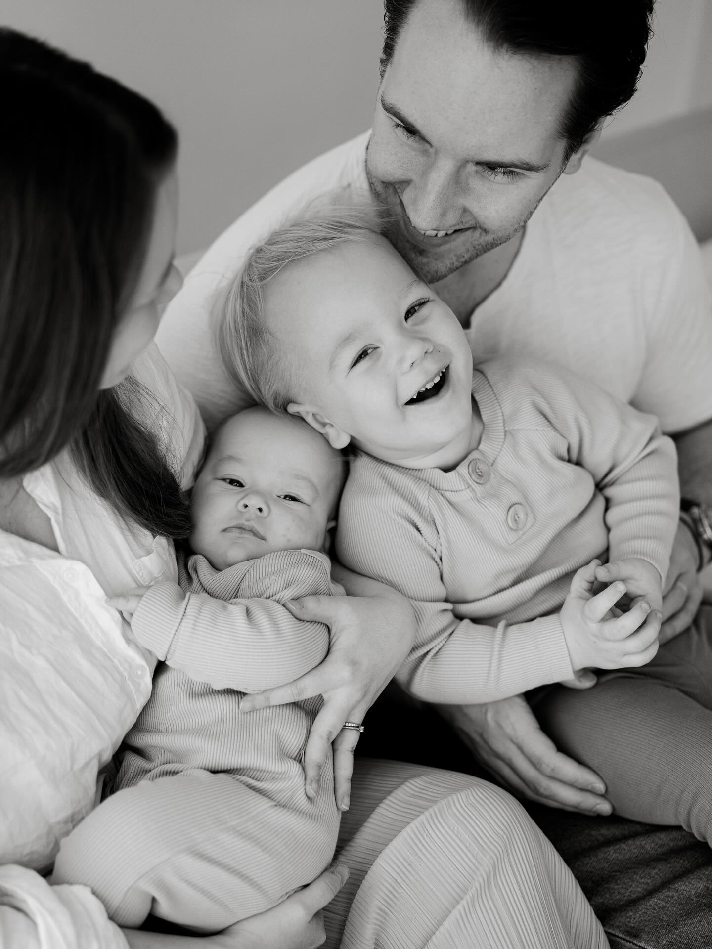 Ihanaa isänpäivää jokaiselle isille, isoisille, isähahmolle ja lapsille esimerkkiä näyttäville superihmisille 🩵
Minä kasvan kainalosi keinuvassa kehdossa,
käsivartesi vahvassa varjossa.
olkapäittesi lempeässä lohdussa.
Minä kasvan käsissäsi,
jotka silittävät huolet hymyksi.
Isi, minä kasvan sinussa minuksi. ❤️
✍🏼 Hannalind 2014, muokattu versio.
📸 @noorakphotography