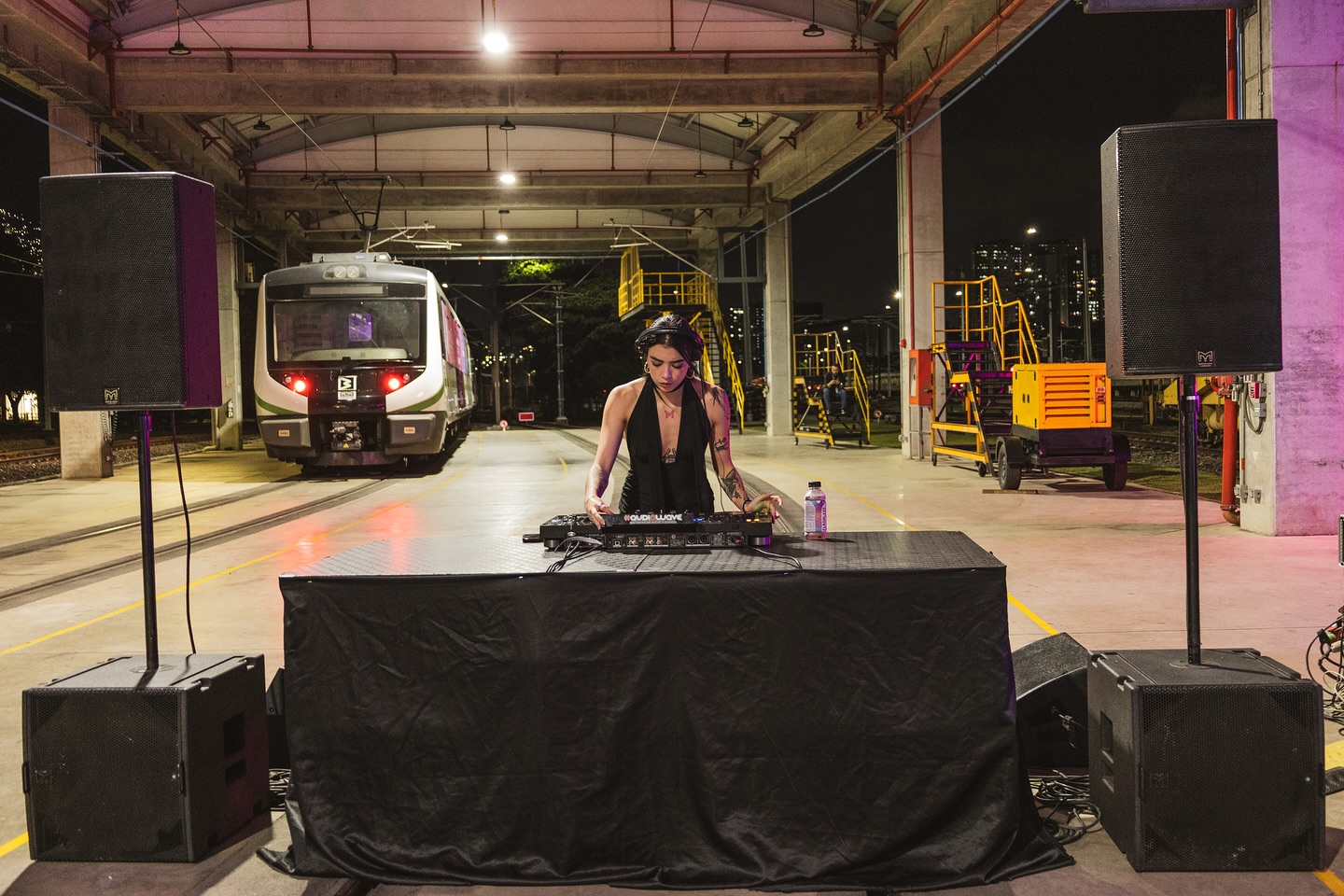 Pre-Ritvales #Flashlyte
Gracias a una sorprendente invitación de Flashlyte, la bebida hidratante de Coca-Cola y la oficial del festival, un selecto grupo de asistentes vivimos una velada sin precedentes en un lugar completamente inesperado: ¡los talleres del Metro de Medellín!