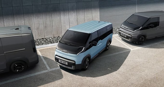 KIA PV5 personbil - prisene er her!
✔️ Rekkevidde opptil 412 km (WLTP)
✔️ Bagasjerom på 1.320 liter og 2.300 liter med baksetene nede
✔️ Romslig innredning, 5,5 m svingradius og standard varmepumpe
✔️ 7 års garanti / 150.000 km
Alt dette + mye mer fra kr 439.900,- 🔥 Her snakker vi mye for pengene!
Er du på utkikk etter en familiebil eller bare en råtøff bil med masse plass? Da er KIA PV5 Passenger bilen for deg! Ta kontakt med oss for mer informasjon 🤩