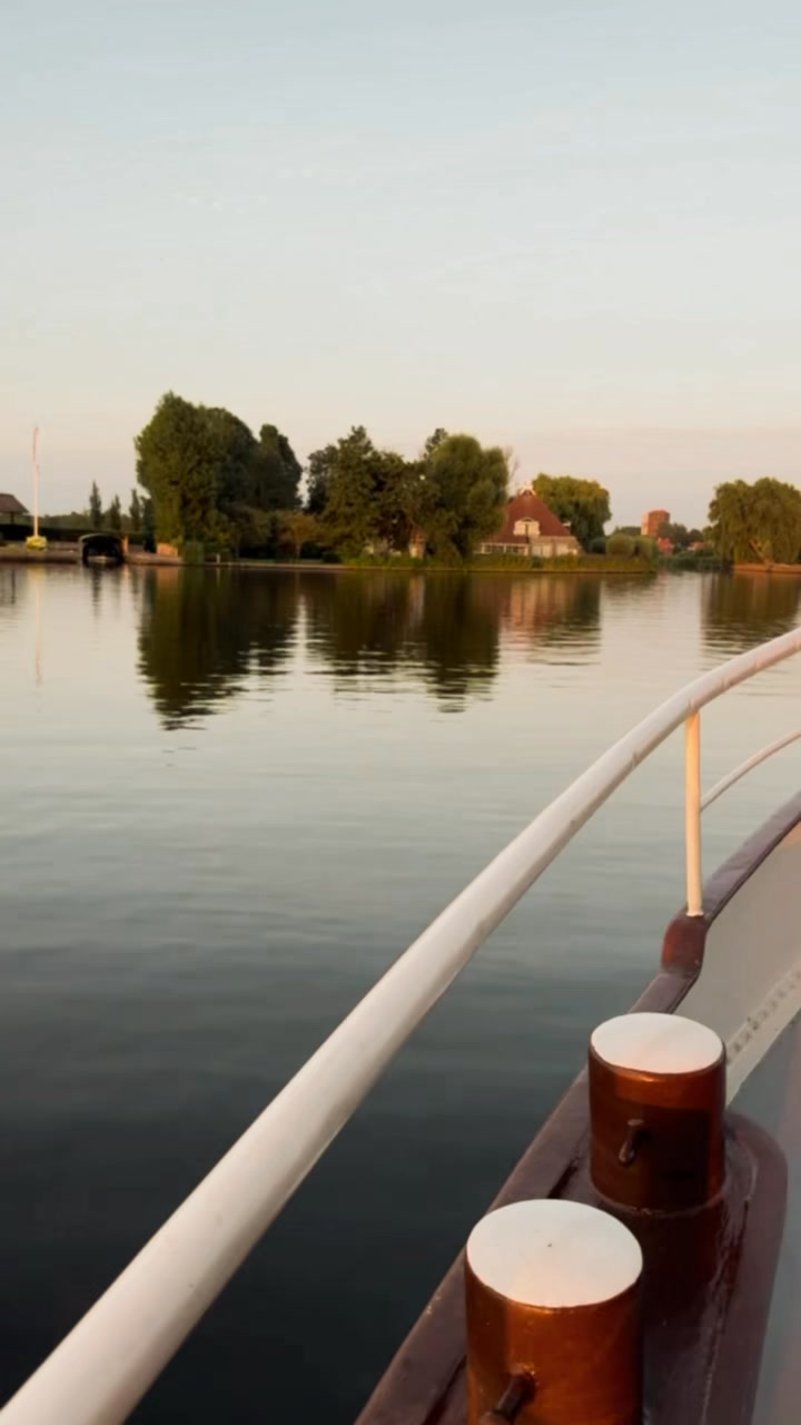 ๐
Wat een seizoen!
Sorry, het was wat stil op onze socialsโฆ maar dat kwam vooral omdat we non stop onderweg waren ๐ค๐จ
Wat een geweldig vaarseizoen was 2025!
Bruiloften ๐, jubilea ๐, vergaderingen ๐ผ, personeelsfeesten ๐ป, verjaardagen ๐ ,stuk voor stuk bijzondere momenten met geweldige gezelschappen aan boord van de Simmerwille.
๐ Dank aan iedereen die met ons meevoer, meedacht, meezong en meegenoot!
Samen maakten we er een seizoen van om trots op te zijn. โค๏ธ
โธป
๐ก Heeft u in 2026 iets te vieren?
Een jubileum, verjaardag, trouwdag of zoekt u een unieke locatie om te trouwen?
Neem gerust contact met ons op ,we denken graag met u mee! ๐
#Simmerwille #Rondvaart #Friesland #Trouwenophetwater #Joure #Feestophetwater #Bedrijfsuitje #Bruiloft #Jubileum #Simmerwille2025 #Fryslรขn