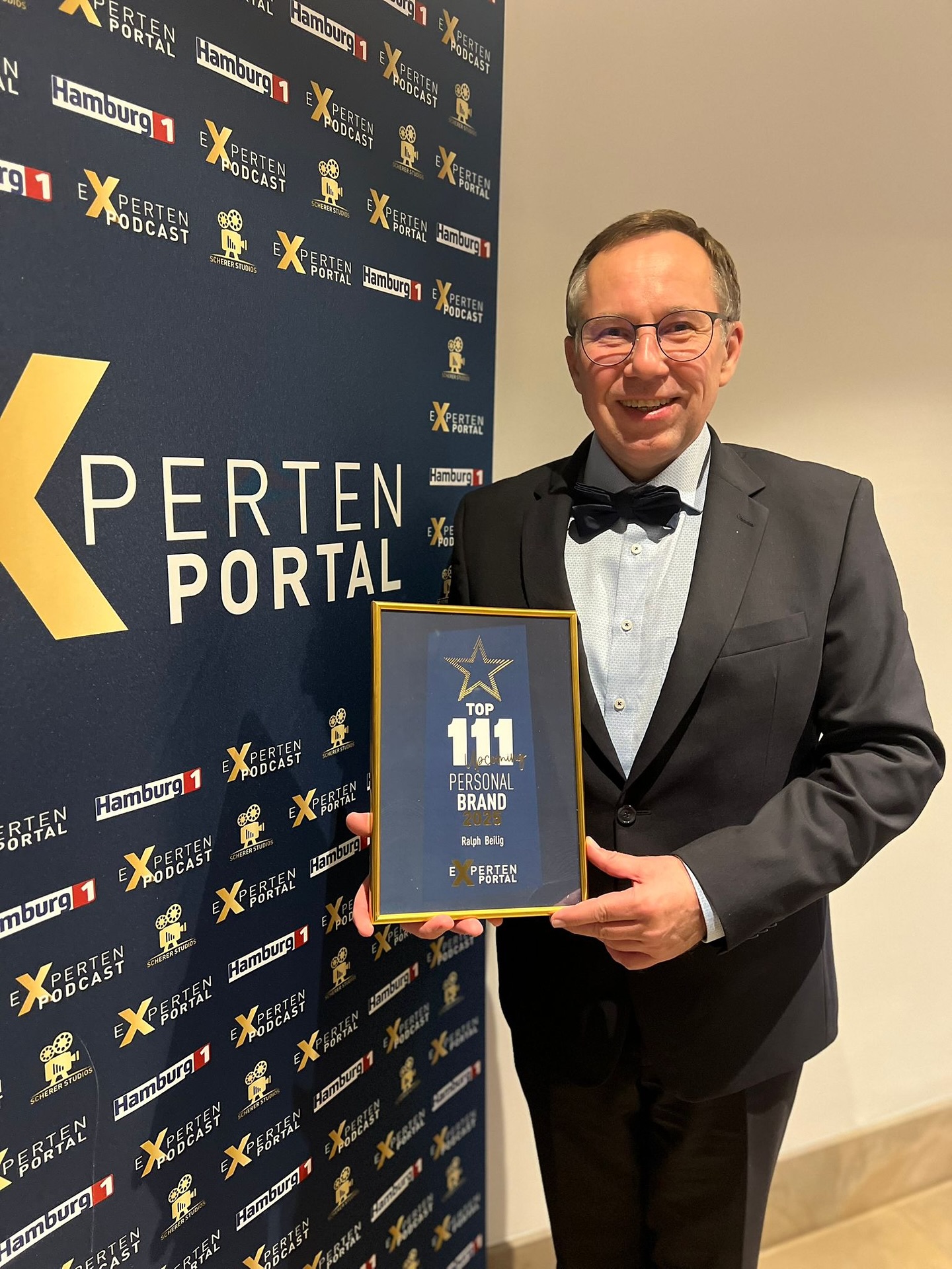 ✨ Ein Abend voller Inspiration & Anerkennung ✨
Was für ein großartiger Moment!
Ich durfte gestern beim Gala-Abend des ExpertenPortals dabei sein – und bin unglaublich dankbar, dass ich als eine der „Top 111 Upcoming Personal Brands 2025“ ausgezeichnet wurde! 🏆
Diese Auszeichnung bedeutet mir sehr viel – sie steht für Leidenschaft, Ausdauer und die Vision, Menschen mit meiner Arbeit zu inspirieren und echten Mehrwert zu schaffen. 💫
Der Abend war geprägt von spannenden Begegnungen, bewegenden Stories und echter Wertschätzung für all die Persönlichkeiten, die tagtäglich mit Herzblut wirken.
Ein herzliches Dankeschön an das @expertenportal für diese wunderbare Plattform, an das gesamte Team für die großartige Organisation – und an alle, die mich auf diesem Weg begleiten und unterstützen. 🙏
Das ist nicht das Ziel – sondern ein Meilenstein auf einer Reise, die gerade erst richtig beginnt. 🚀
#Top111PersonalBrands #AwardNight #PersonalBranding #Dankbar #GalaAbend #Erfolgsmomente #Inspiration #Expertenportal #Mindset #Leadership #NextLevel