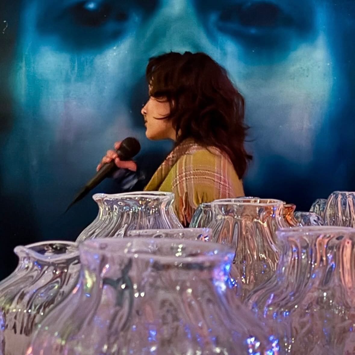 Jubileum på Galleri NORD.
10 år / 10 kunstnere.
For ei feiring og for et jubileum♥️
Takk for musikk og fantastisk fremføring av to verk. Loohn, Tuula og Llund.
Videokunst Anatole Mélot
/En fremførelse av Arvin
Takk til alle som delte dagen med oss.
Velkommen innom oss og nyt ei fantastisk utstilling!
Foto: Bjørg Elise Tuppen.
•
@gallerinord @bjorg_elise_art @kristina_tromso_gallery @matsbaardlund @larsaurtande @claskristensen @susi_theweirdandwonderful @studioedvarda @oisteinkeramikk @rinolarsen #alvinjensvold