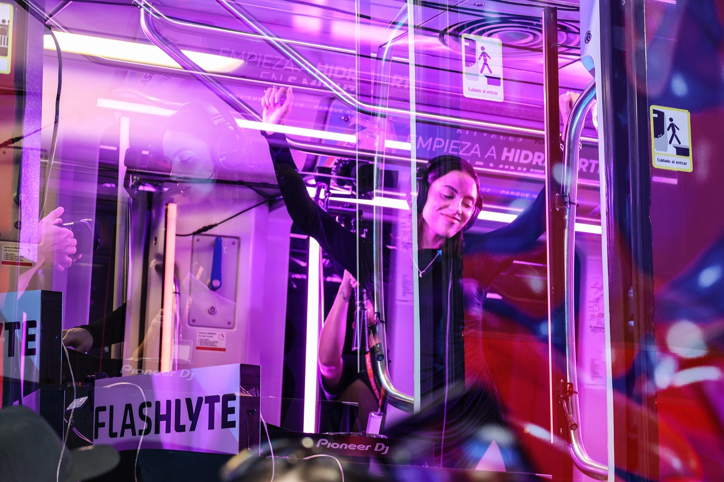 Pre-Ritvales #Flashlyte
El ritual comenzó en el punto de encuentro, la estación Bello del Metro. Desde allí, la expectativa crecía a medida que nos adentrábamos en las instalaciones técnicas, un espacio habitualmente vedado al público, lo que añadía una capa de secretismo y emoción a la noche.