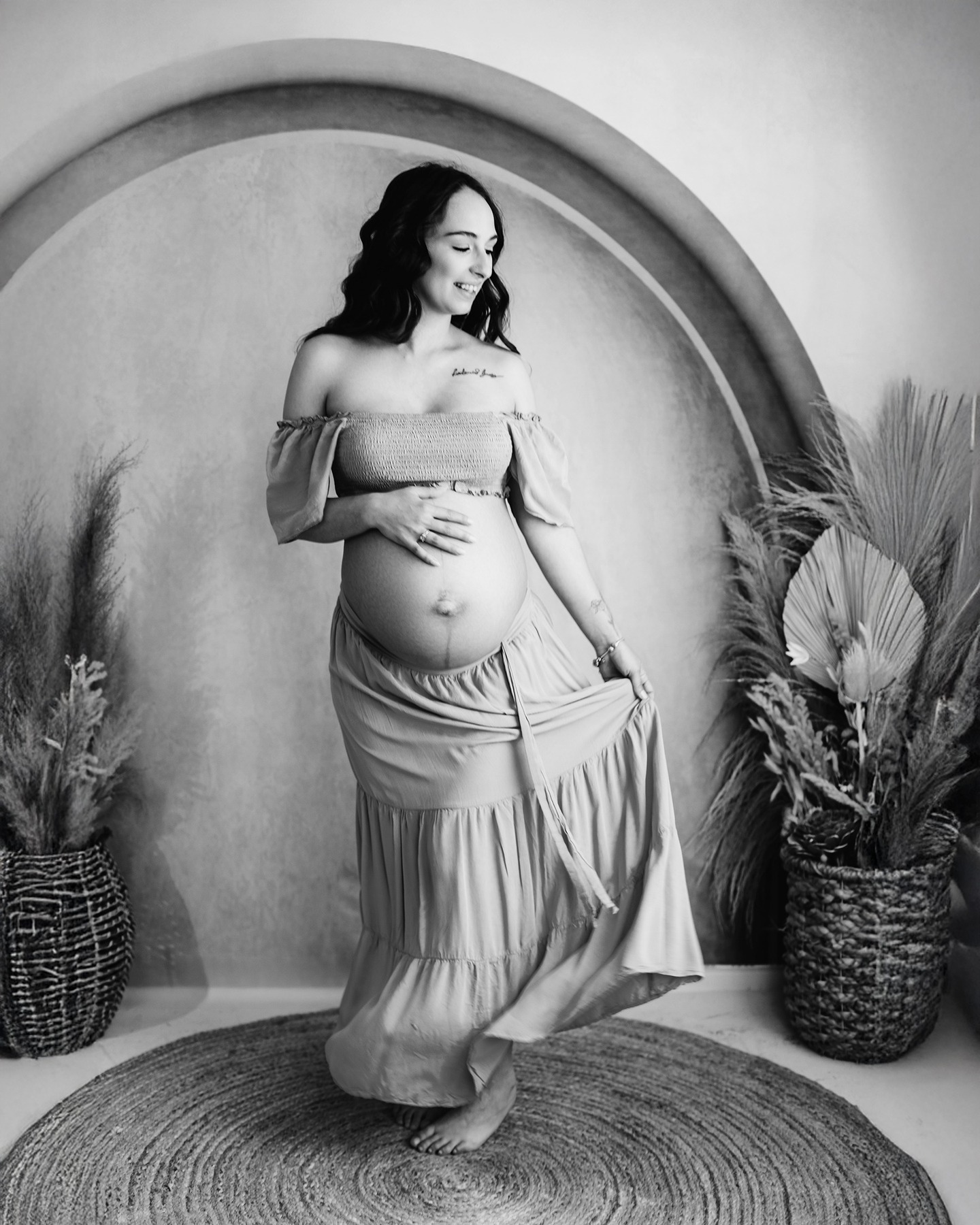 ๐คThe Quiet Glow of Motherhood
Thereโs something magical about an expecting mother โ a mix of peace, strength, and anticipation. My sessions are designed to bring out that natural beauty that already shines from within.
โจVioletART - creating priceless memories.