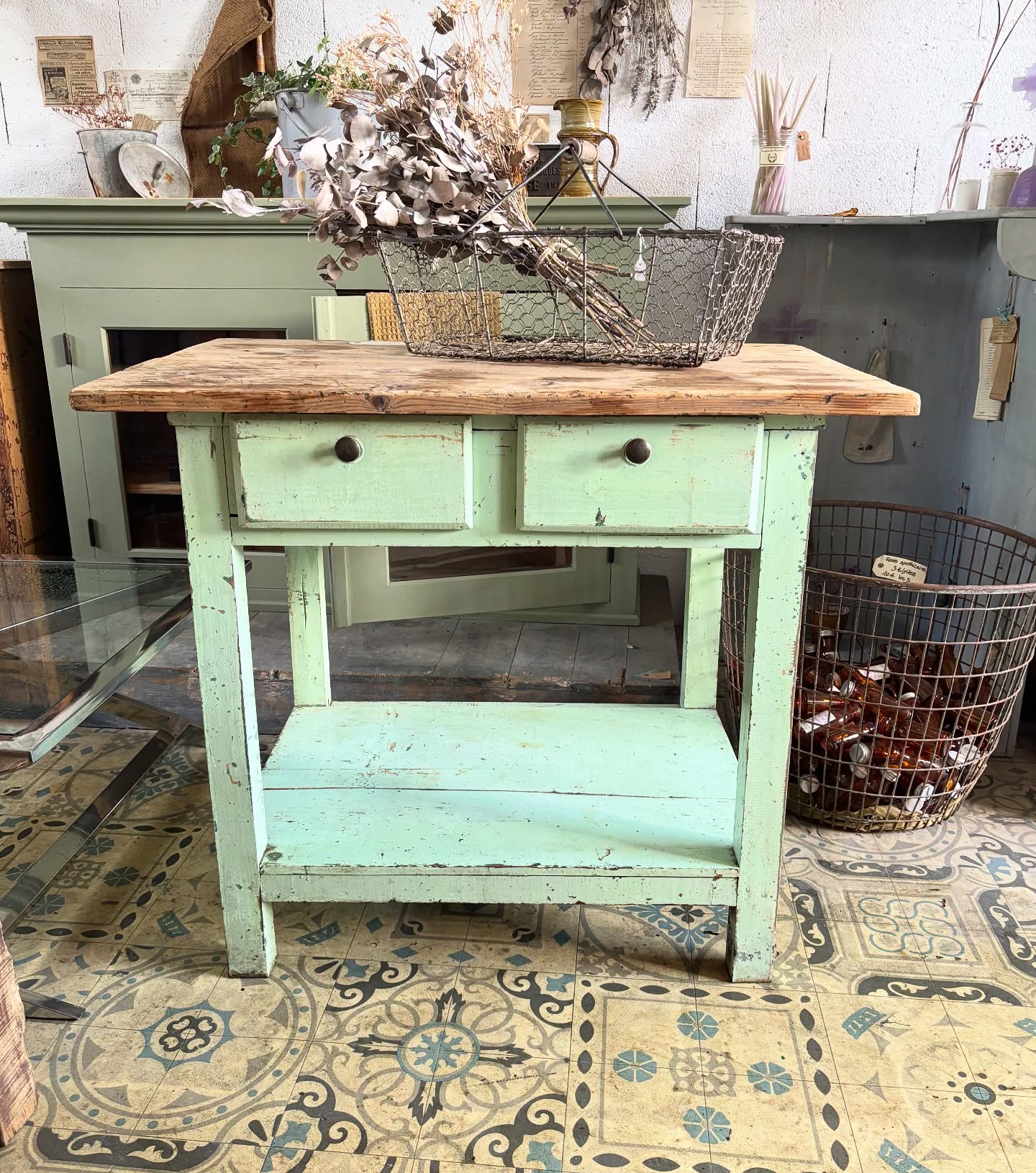 💚 Ancienne petite table de métier
Patine mint d’origine
Plateau en sapin brut vieilli
À imaginer comme petit îlot central dans une cuisine, bureau d’appoint, meuble vasque pour une salle de bain…
Dimensions : L 96 x P 60 x Ht 83 cm
À retrouver en boutique aux @pucesducanal et sur notre e-shop (lien en bio)
Www.woodson-Interior.com
#brocante #etabli #meubleancien #patine #brocanteshop #meubledemetier #établi #frenchfleamarket #lyon #puces #brocantique #puceslyon #brocanteenligne