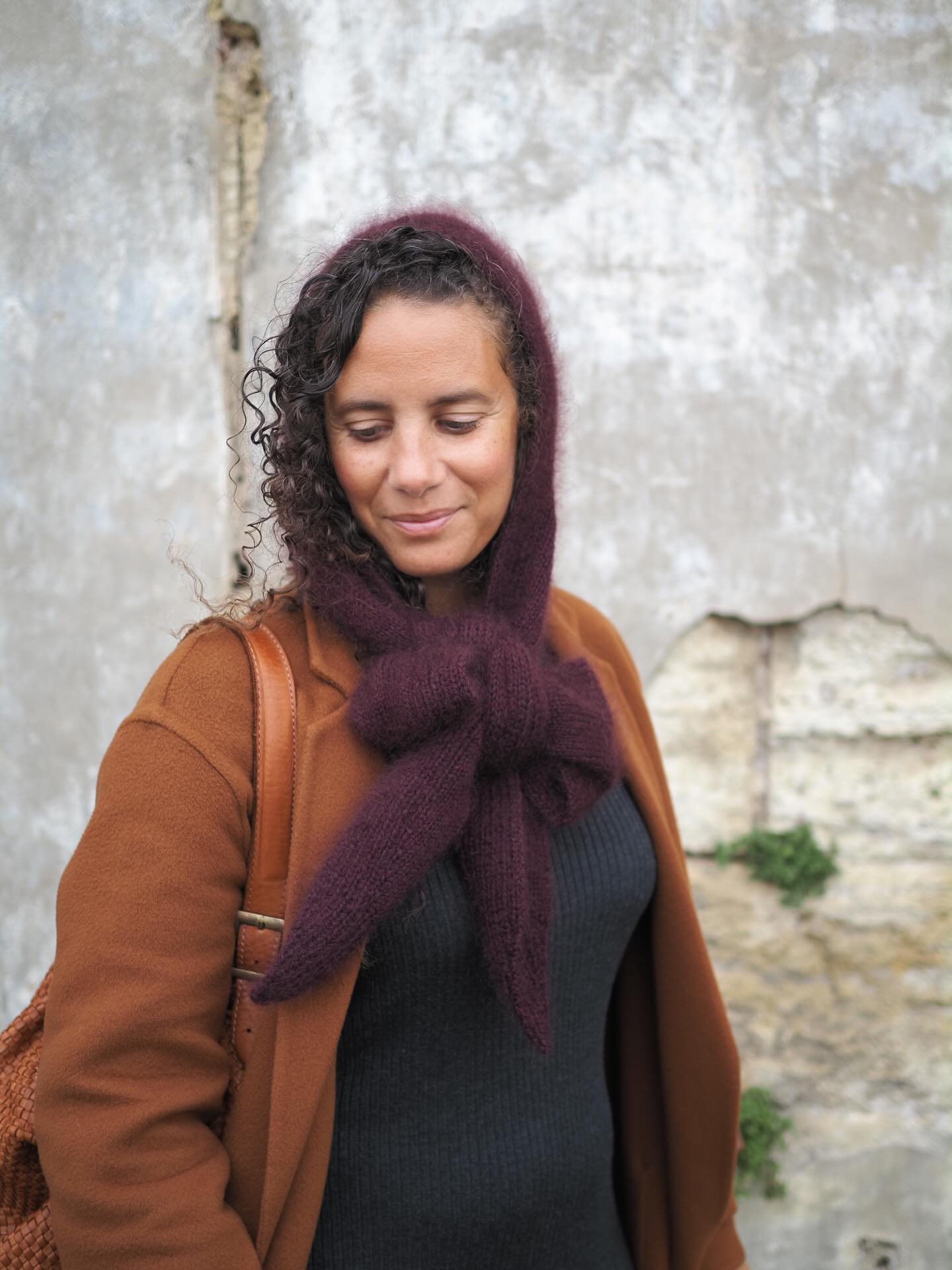 Je vous présente NINA, 🎀 celle que je vais porter tout cet automne / hiver.
Perso je suis fan, fan, fan du look avec le gros noeud🧣Sur les photos suivantes, je vous montre d’autres possibilités pour la porter.
La phase de test est bientôt finie et le modèle sortira pour le salon @salonsdiy où je serais présente aussi cette année. Vous pensez y venir ?
Fils . @isageryarn chez @lalainerie
.
.
#atelieremilie #ateliermiliedesigns
#knitting #knitweardesigner #mohairaddict
#tricotété #summerknitting knit knitting knitter
#tricot #strikk tricot #jeportecequejetricote
#ninabyae #ninabyae