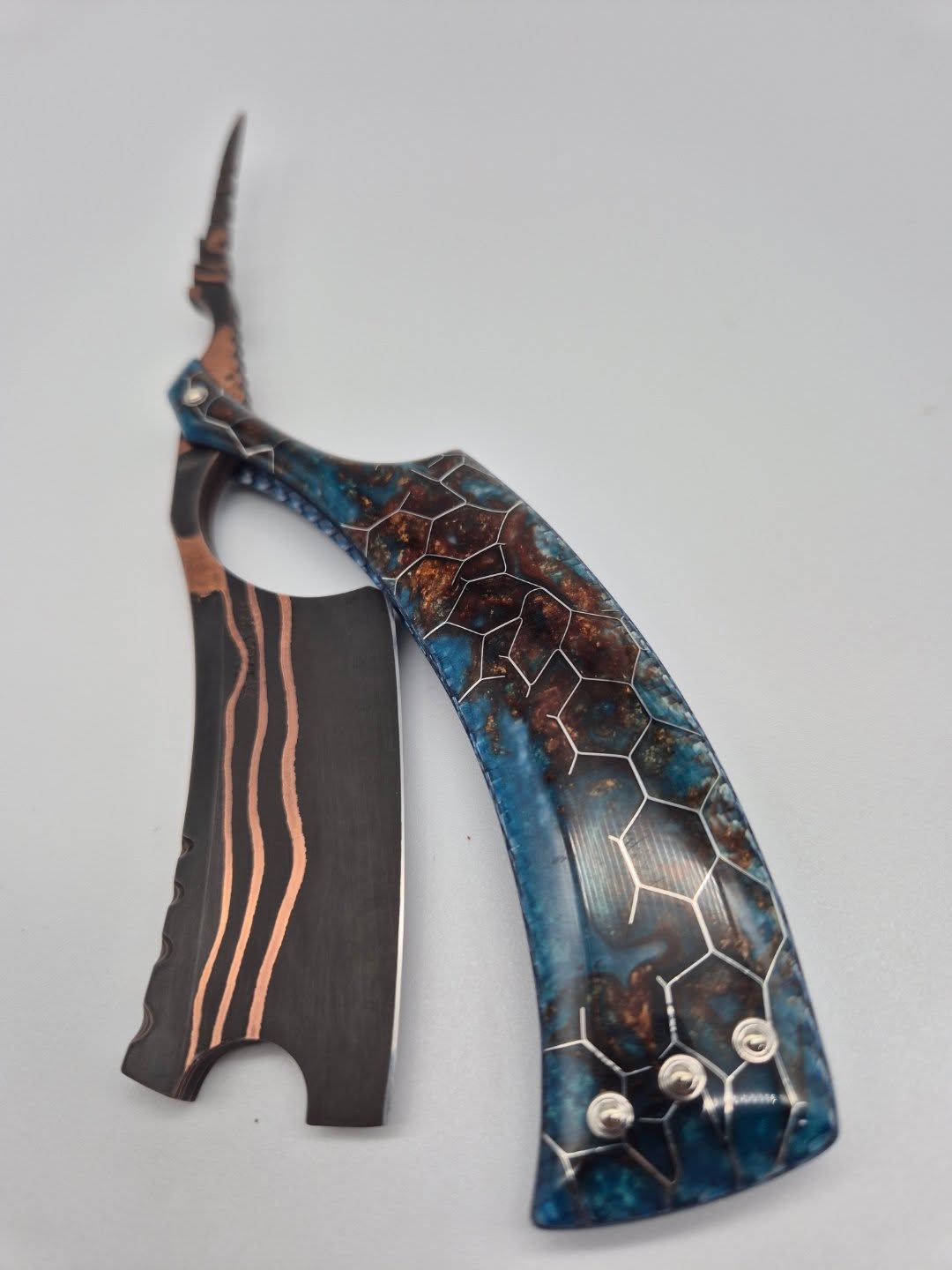 8/8 Spanish Point in Hitachi AS core Cu Mai from @oblivionblades
Scales are hex resin composite from @voodoo_resins lined with blue glass fibre
Wedge is green Ctek with Nickel Silver pins and stainless steel washers.
#boxercustomrazors #customstraightrazor #straightrazor #razor #artknife #luxury #handmade #bespoke #boystoys #art #sculpture #wetshaving #shaving #shaveoftheday