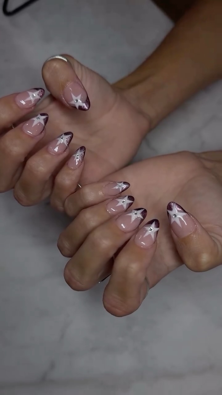 ✨ Cosmic cowgirl vibes ✨
Blush base, chrome tips, and starry silhouettes — these nails are shooting straight for the stars 🤠🌟 Perfect for the bold babes who ride with sparkle and steer with style.
Artist: Haira
#StarNails #ChromeFrenchTips #CowgirlCore #BondiNails #NailInspo #Y2KNails #StilettoNails #HandPaintedNailArt #CelestialNails #NailTrends2025 #NailArtAustralia #NailTechBondi #NailGoals #PinkAndChrome