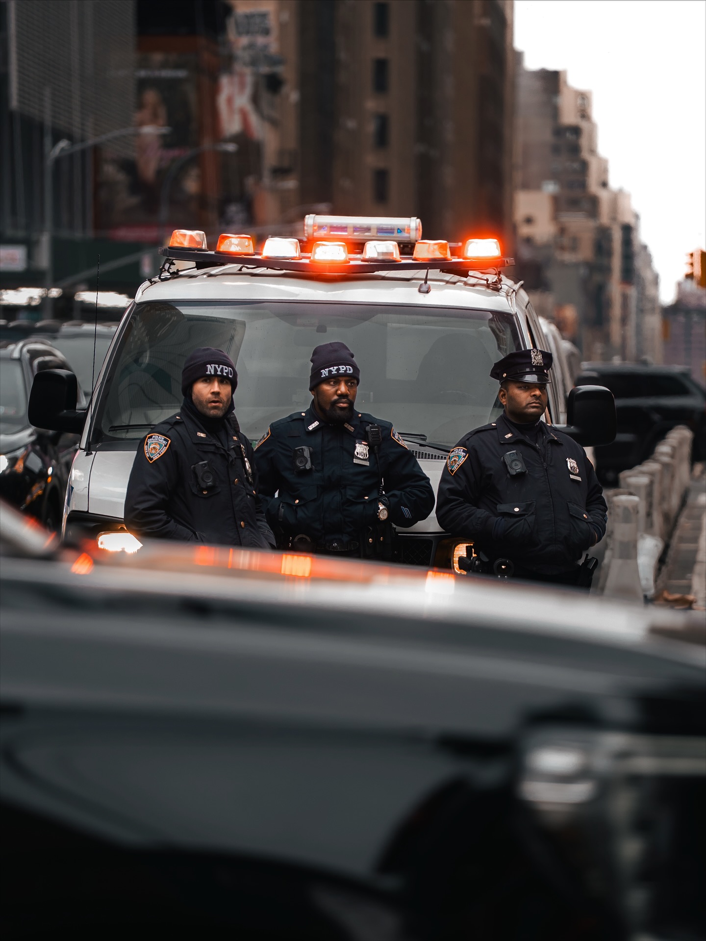 New York ist eine Stadt, die nie stillsteht. Man merkt es nicht an den Autos oder an den Menschenmassen, sondern daran, dass selbst die Luft ständig in Bewegung ist. Dampf steigt aus den Schächten, als würde die Stadt von innen atmen. Taxis schieben sich durch Kreuzungen, während jemand mit Kopfhörern in einer eigenen kleinen Welt über die Straße läuft. Und mittendrin stehe ich und schaue zu.
Ich war nicht unterwegs, um große Momente zu jagen. Ich wollte keine Postkartenmotive. Es ging darum, zu sehen, wie die Stadt sich von selbst zeigt. Ein Mann, der seinen Kaffee festhält, als wäre das der einzige Punkt am Tag, an dem er Kontrolle hat. Eine Polizistin, die kurz die Augen schließt, während um sie herum alles lärmt. Zwei Männer, die Schach spielen, ohne ein Wort zu sagen, weil Worte schon lange nicht mehr nötig sind.
Streetfotografie in New York fühlt sich an, als würde man in einen Fluss greifen. Man bekommt nie die ganze Bewegung zu fassen, nur eine Sekunde daraus. Und genau das ist genug. Es gibt keine perfekte Komposition. Die Szene entsteht im Gehen. Man sieht eine Linie, ein Licht, eine Haltung. Und wenn man zu lange überlegt, ist der Moment vorbei.
Manchmal sind es die Schatten, die interessanter sind als das Licht. Manchmal reicht der Blick eines Fremden, der kurz hängen bleibt. Manchmal macht die Stadt sich selbst zum Motiv, ohne dass irgendjemand etwas dafür tut.
#newyorkstreetphotography #streetphotography #nycstreets #nycphotographer #streetportrait #urbanphotography #documentaryphotography #everydaylife #citystories #lensculture #shootfilmstaybroke #streetclassic #timelessstreets #humansofnewyork #fokusfernweh