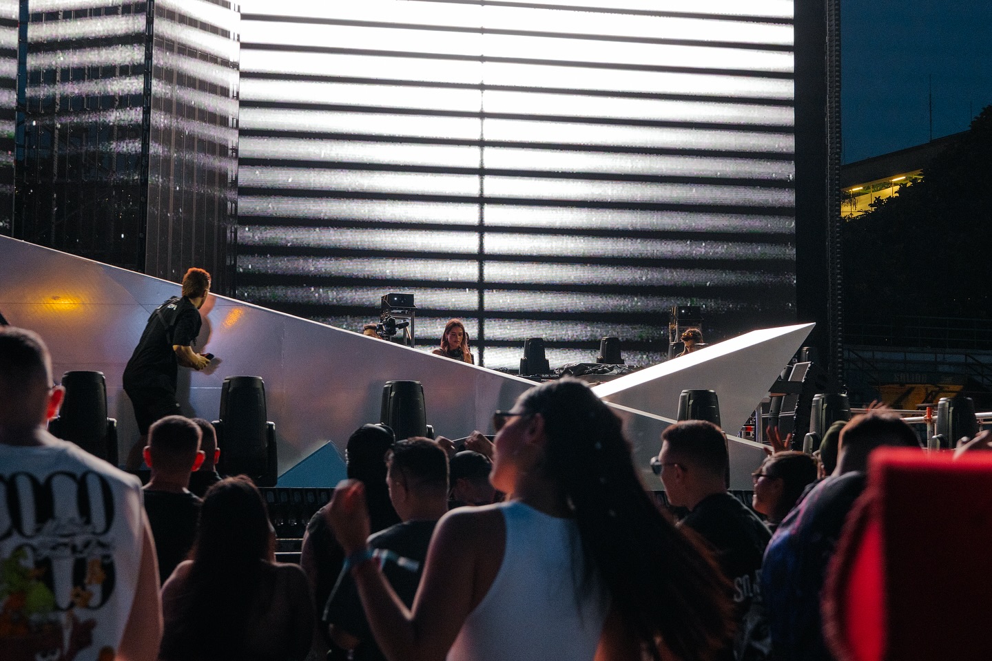 ▪️ Evento: @ritvales_
▪️Organiza: @breakfast_live
📌Nota completa en Bloggaleriadearte.com
Ritvales, el gigante nacido entre montañas, redefinió por completo la experiencia de un evento de electronica masivo más grande a cielo abierto en Colombia.