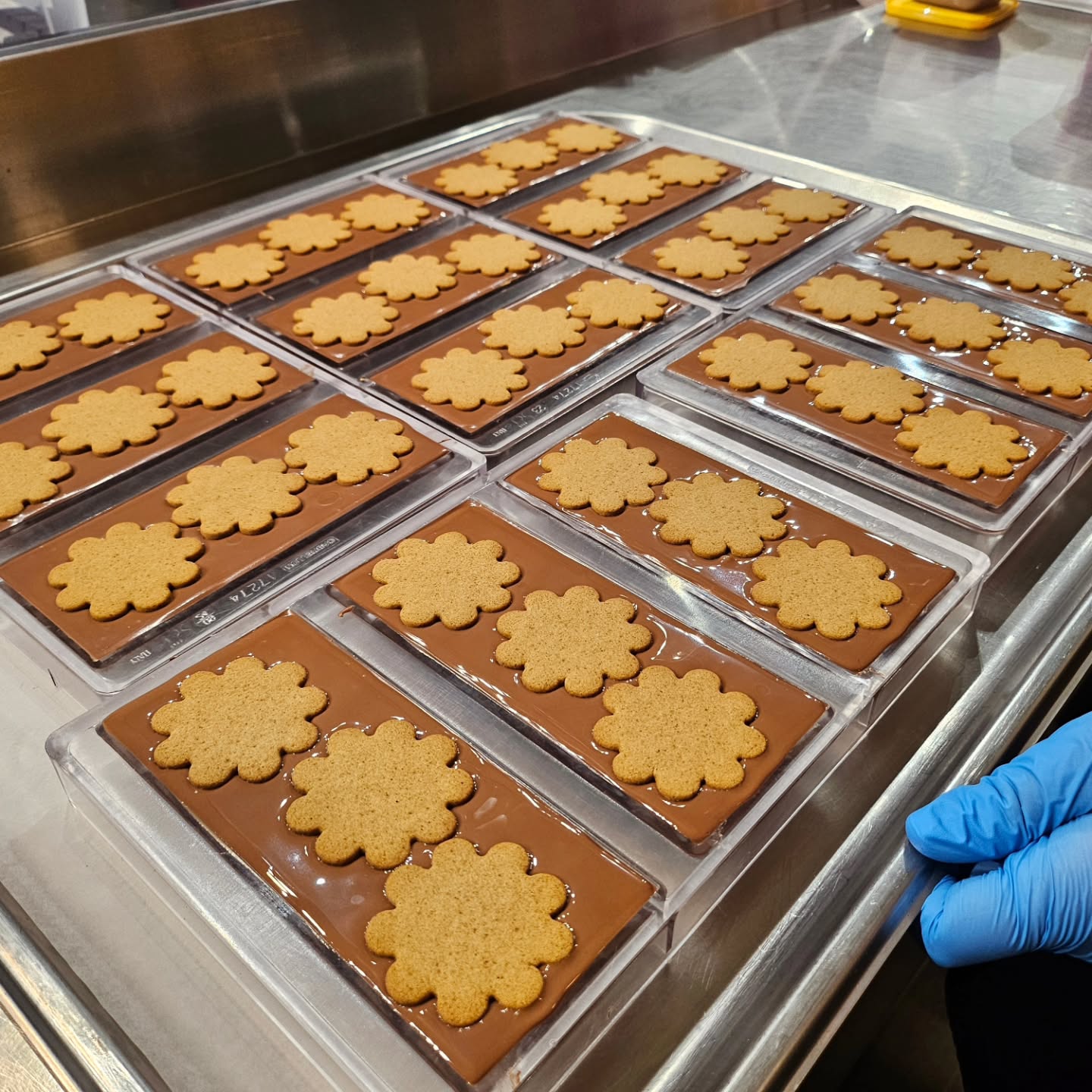 They are officially here! Our gluten free "piparisuklaa" are busy coming out of the production line. First ones will be for sale already today in Billnäs and Iso-Omena (from 16h00) #billnäsinruukki #billnäschocolate #billnäsbruk #visitraasepori #isoomena #fiskarsvillage #piparisuklaa #piparkakku #piparkakkusuklaa #gluteenitonpiparkakku