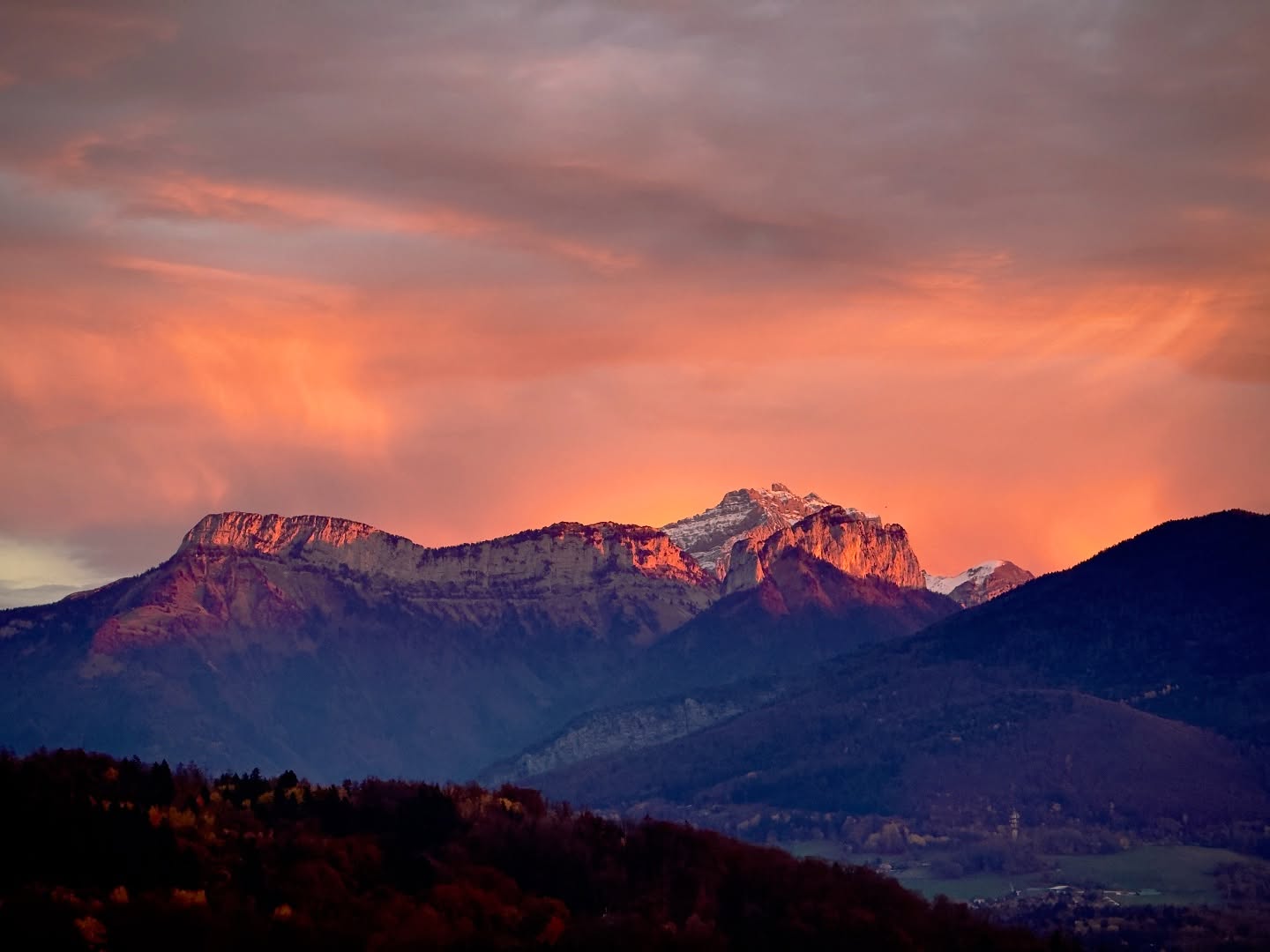 Et encore une fois, la nature couvre un bref instant les maux de l’humanité de sa magnificence. Demain il fera beau 🙏. #annecylake #aravis #annecy #lacdannecy #alps #nature_perfection #livingoutdoors #mountain_world