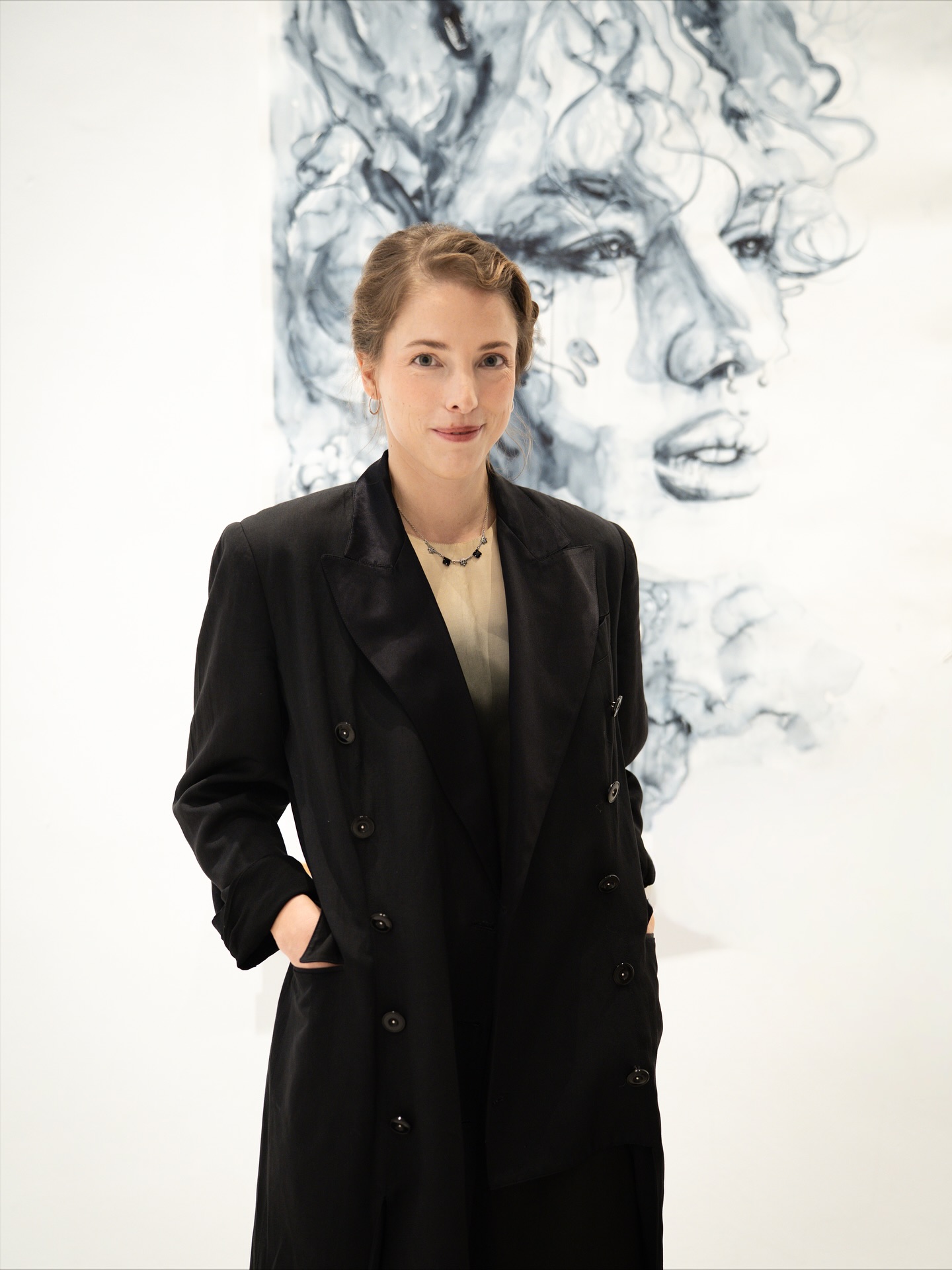 Ich wusste bis kurz vor der Eröffnung nicht, ob überhaupt jemand kommen würde.
Zwei Jahre Arbeit – meistens allein. Ich hatte schon damit gerechnet, dass ich am Ende vielleicht ganz alleine da stehe, und das wäre auch okay gewesen, weil ich einfach so glücklich war, die Bilder überhaupt zu sehen. Aber dann standen da plötzlich so viele Menschen. Ich glaube, es waren ungefähr 70. Manche sind sogar von weit her gekommen. Und das war einfach richtig schön, richtig krass. Ich konnte zum ersten Mal so richtig entspannt sein, präsent mit den Menschen. Es hat sich angefühlt, als würde ich endlich das Richtige machen.
Mit jedem Menschen, der gekommen ist, habe ich gemerkt, wie viel da an Resonanz ist. Ich hatte das Gefühl, dass sich da etwas öffnet, dass sich Menschen öffnen. Die Stimmung war so schön – ruhig, echt, voller Begegnung. Menschen sind länger vor den Bildern stehen geblieben, haben sich unterhalten, sich vor die Bilder gesetzt. Sie haben über das gesprochen, was sie berührt hat, über Gefühle, über Wahrnehmung, über Depressionen, über Unterschiede in Gesichtsausdrücken und Eindrücken. Wir haben mit @mona.noe meditiert, sie leitete uns entlang einer bildlichen Landschaft, in der wir unsere Gefühle vorbeiziehen lassen konnten. Es waren echte Momente & Gespräche – über das, was im Alltag oft keinen Platz hat.
Unten, im Raum mit der Malwand, hat sich dann noch mal etwas anderes entfaltet. Da sind viele Zeichnungen entstanden – Augen, Körper, Worte. Es wurde geschrieben, gemalt, ausprobiert. Manche haben neue Begriffe gefunden – wie „Fühlensfreude“ statt Lebensfreude. Andere haben sich gegenseitig porträtiert. Weiter geht’s in den Kommentaren.