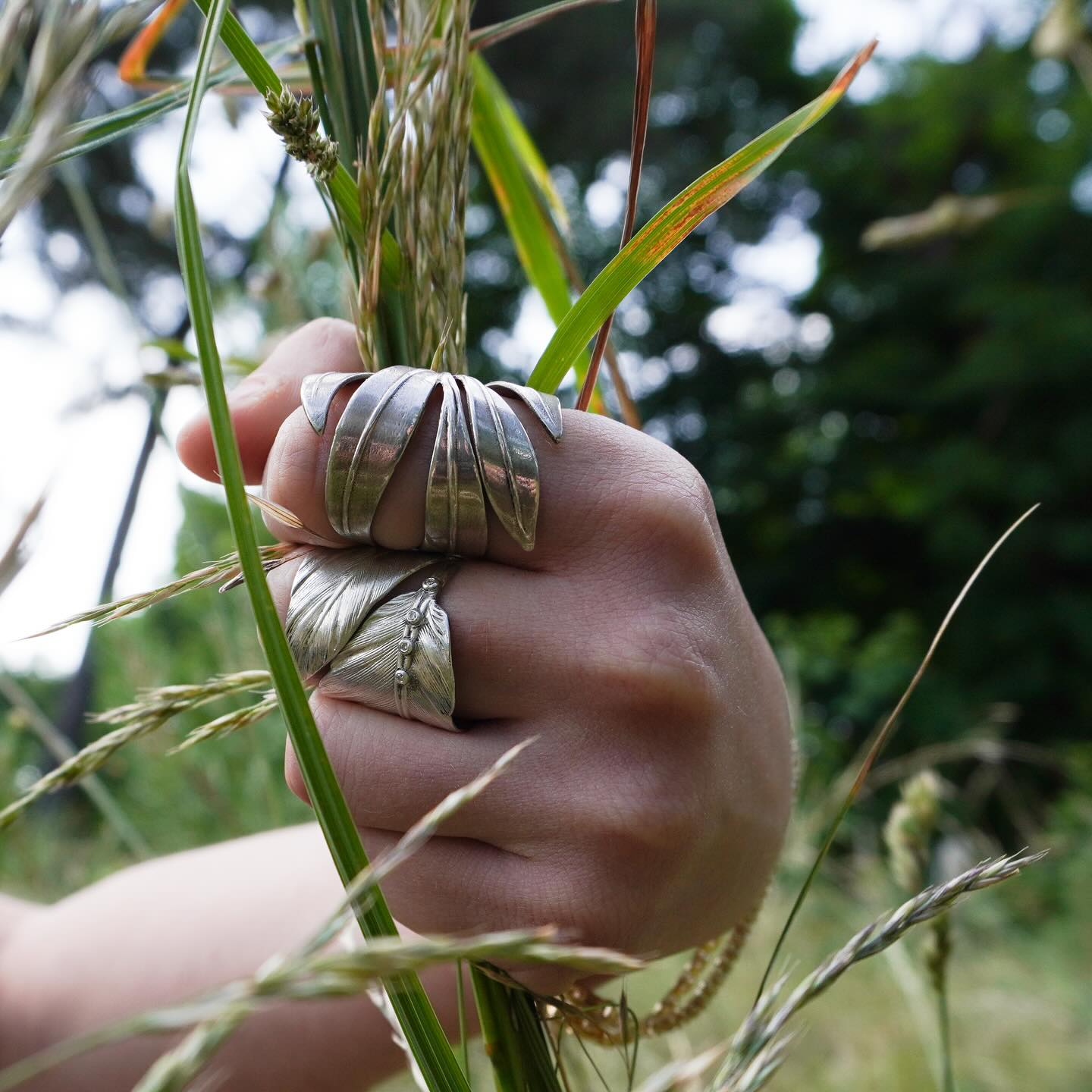 ✨Two symbols of nature and movement:
the Feather Ring, light and airy,
and the Leaf Ring, delicate and alive.
Two silver creations, one free spirit.
•
•
•
•
•
#bijoux #amerindien #bijouxfemme #stylebohème #boho #bohoaddict #turquoise #hippiechic #faitmains #goldjewelry #earcandy #fashiondetails #modefemme #accessoires #bohochic #slowfashion #schadejewellery #handmadejewelry #paris #montmartreparis