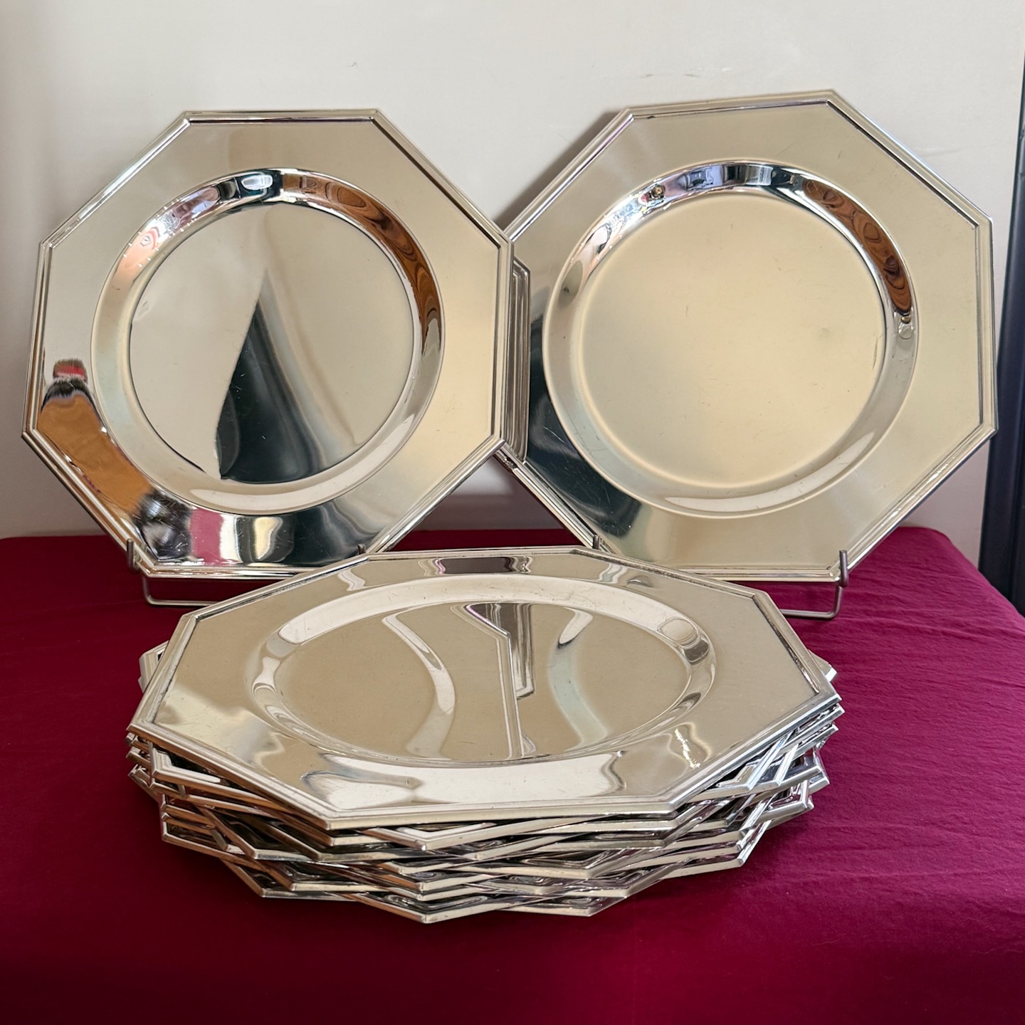 Superbe série de 15 grandes assiettes de présentation en métal argenté de forme octogonales.
Largeur : 33 cm
Ø au centre 23,5 cm
Poids d’une assiettes 740 grammes
En bel état , bien sûr quelques rayures d’usages .
Toutes les assiettes sont passées chez le polisseur pour leur rendre leurs brillances .
Il est difficile de trouver de grandes séries comme celle-ci.
🛒 prix et disponibilité dans la boutique en ligne.
#argenterie #artdelatable #assiettes #assiettesdeprésentation #metalargenté #platespresentation #plates #dresserlatable #artderecevoir #tablesdefetes #antiquité #misslittlebottle