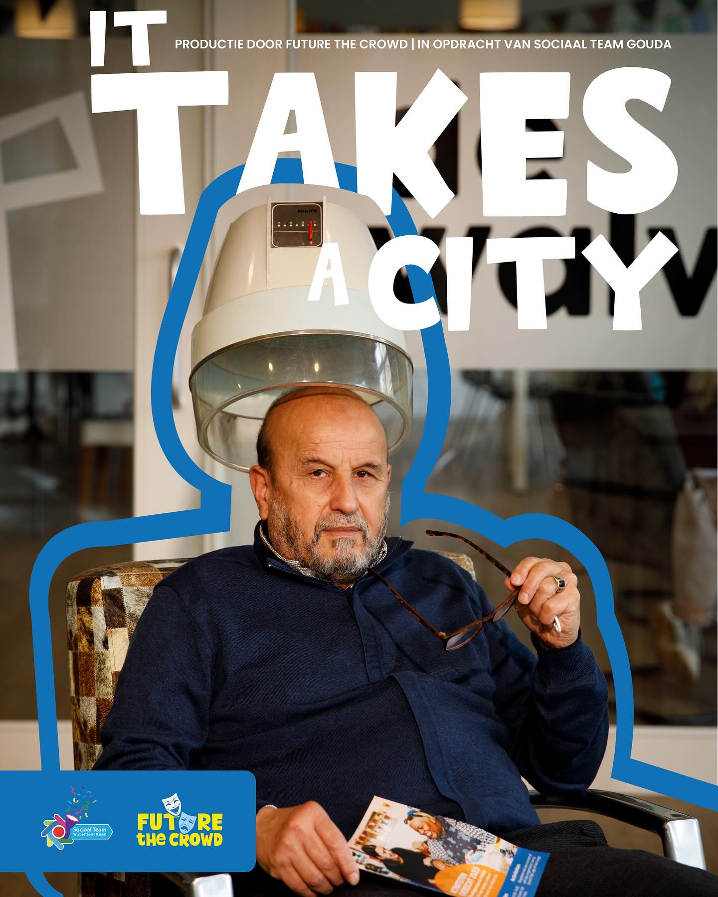🎭 In onze voorstelling is iedereen onderdeel van het verhaal:
buurtbewoners, ouderen, kinderen, vrijwilligers, kappers, rappers…
Een mozaïek van echte stemmen uit Gouda.
Vandaag delen we poster 2/7.
#GoudaVertelt #SamenStaJeSterker #ittakesacity #sociaalteamgouda #futurethecrowd