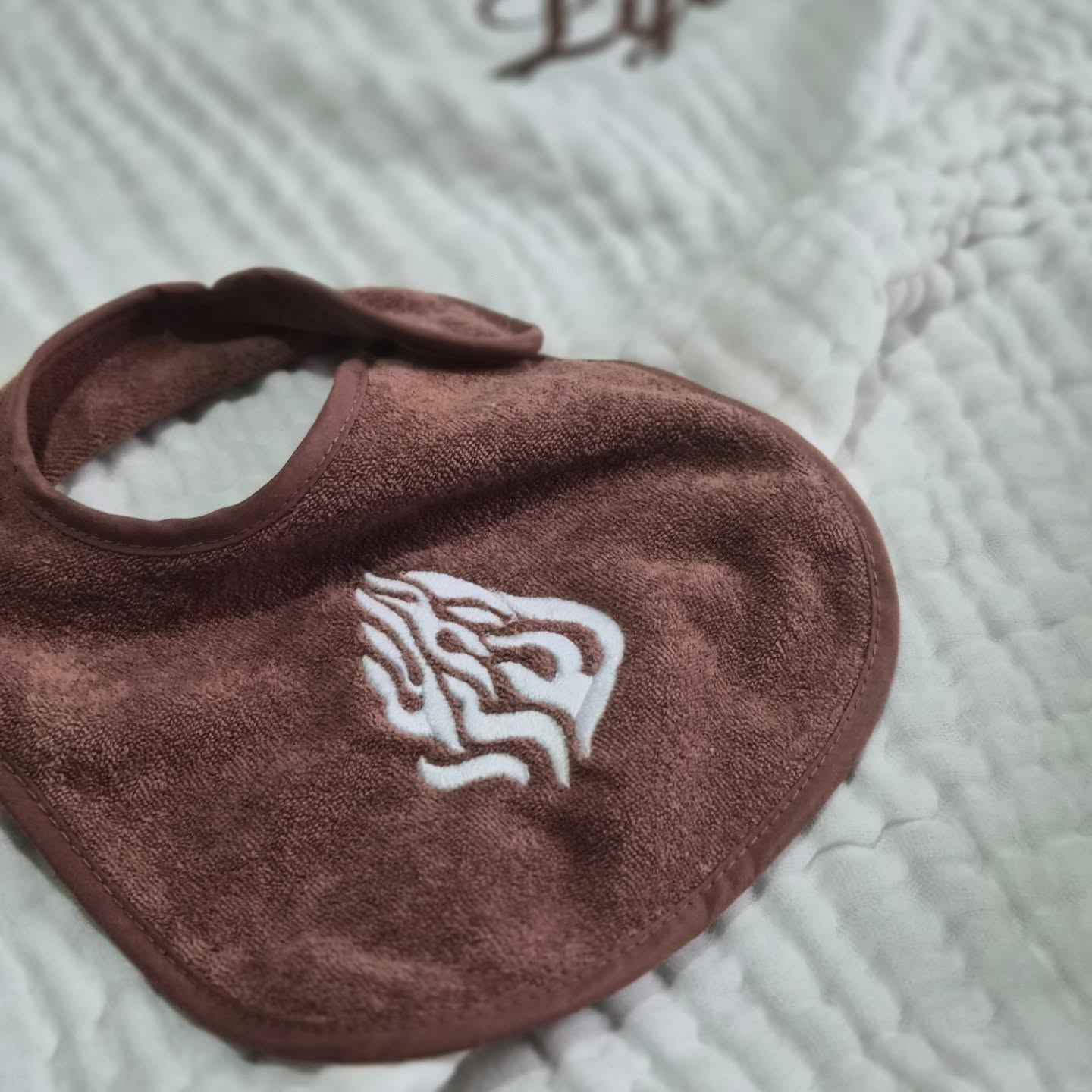 Le feu qui resonne en moi..
Broderie aesh sheli disponible sur tous les supports