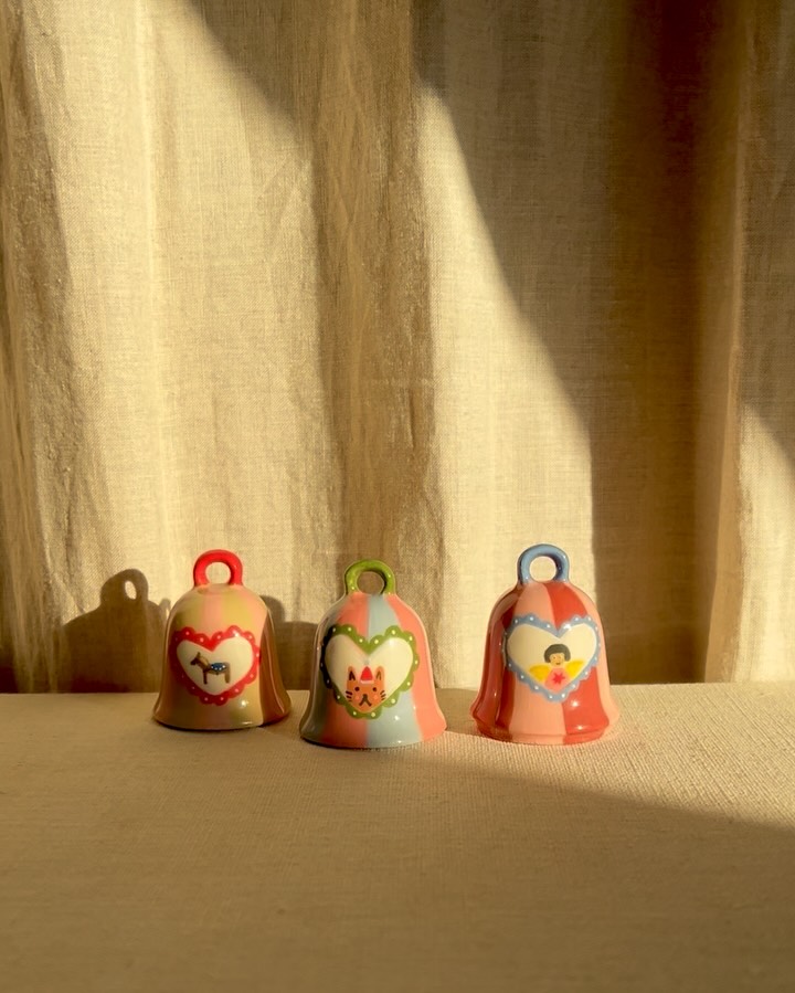 KLINGELING! 🔔
Schaut euch diese süßen Glöckchen an! Die können sogar bimmeln. 🥹
All diese Süßigkeiten erwarten euch, unter anderem, am Sonntag (16.11.) um 10 Uhr im Shop.
Ich freu' mich sehr auf euch! 🧑🏻🎄
Habt einen schönen Wochenstart! 🛝
#christmasdrop #buntekeramik #keramikliebe #töpferhandwerk #potterylife #potterylover #ihavethisthingwithceramics #ihavethisthingwithcolour #buntekeramik #weihnachtskeramik #christmasceramics #ceramicartist #kunstkeramik #ceramics #myhomelydecor #christmasdecor #interior