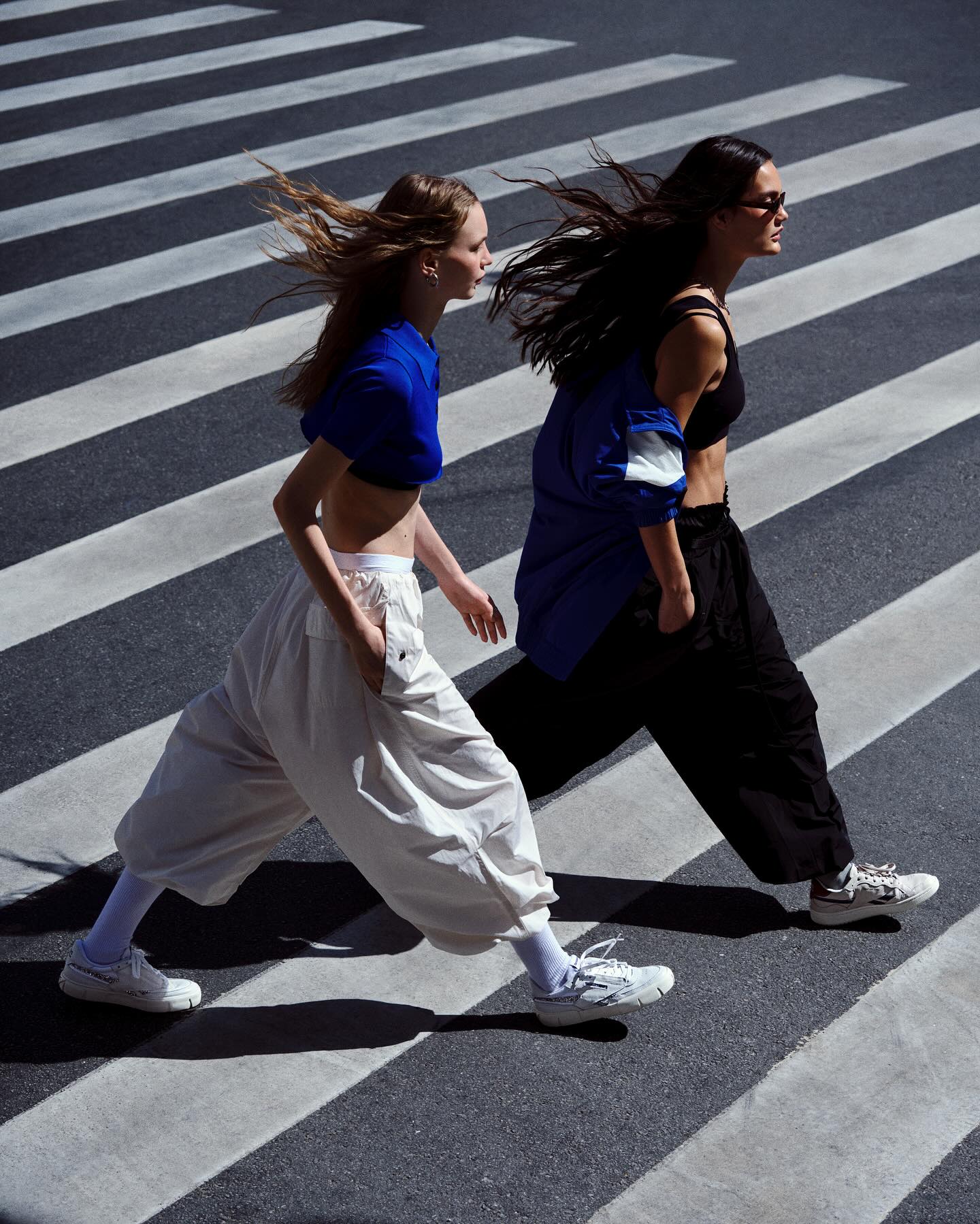 O olhar sobre o esportivo muda, e Reebok x Schutz – Century Sync traduz bem essa virada.
Mais do que uma collab, a coleção reflete como o design contemporâneo vem reinterpretando o sportswear: formas mais limpas, volumes arquitetônicos e uma estética que se desloca entre o urbano e o casual sem esforço.
No link da bio, exploramos essa nova cadência da moda e o diálogo entre função e forma que inspira o agora.
#CenturySync #ReebokxSchutz #Streetstyle #DesignContemporâneo #FashionNow #SneakersCulture