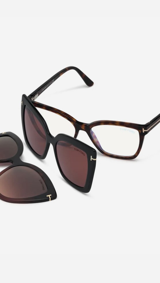 Denna skönhet från @tomford har vi väntat nästan ett år på, men nu ÄNTLIGEN är den här 😍
Till skillnad från de övriga populära modellerna i Tom Fords kollektion med magnetclips har denna två (!) clips så du kan variera efter stil och behov. Och även en svart kompis är på ingång… 👯♀️