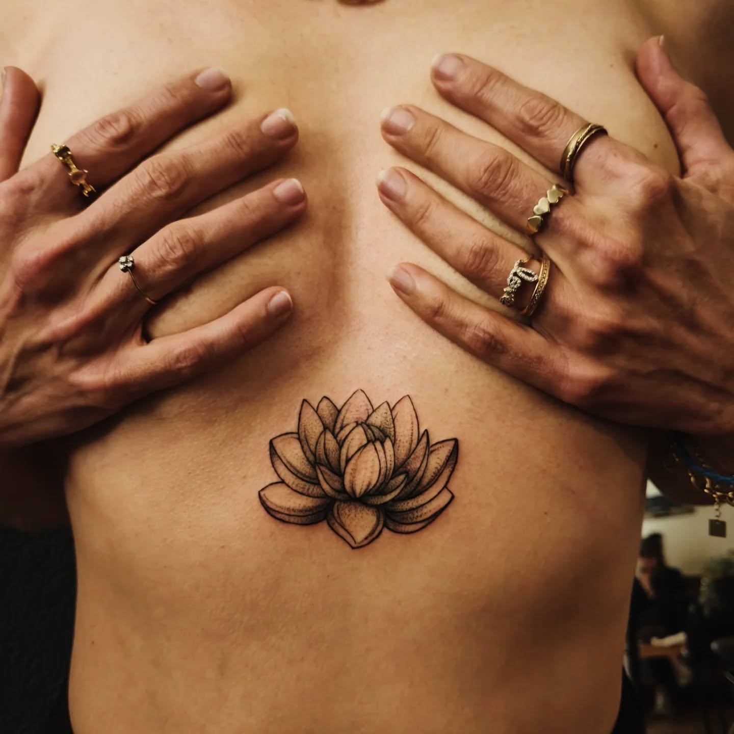 ✨ Lotusblüte ✨
Dieses schöne Tattoo durfte ich für 2 Seelenschwestern als Symbol ihrer tiefen Verbundenheit verewigen 💖✨
Danke für euer Vertrauen und für die wundervolle Session mit euch 🥰💖✨
✨ Encre d'Or ✨