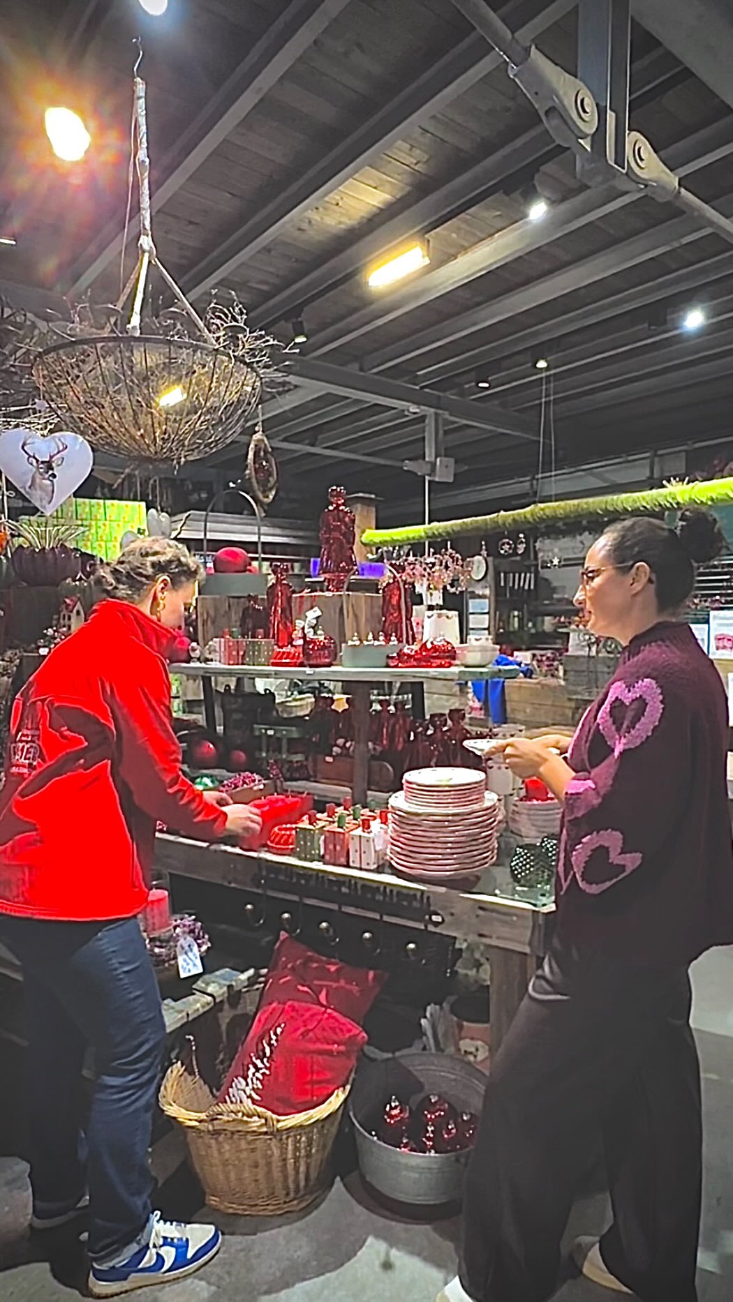 Hervorragende Wahl.
Unsere Beratung.
Wir haben für euch die schönsten Accessoires ausgesucht, tolle Farben kombiniert und helfen euch dabei, genau das Richtige für euch zu finden.
Ihr habt die Wahl –
wir haben das Auge (und nehmen uns die Zeit 😉).
Wir beraten ehrlich – notfalls raten wir euch auch mal ab.
Gemeinsam entsteht am Ende nicht einfach „Deko“,
sondern euer ganz persönlicher Weihnachtszauber. ✨
Euer Markthalle Wassmer Team