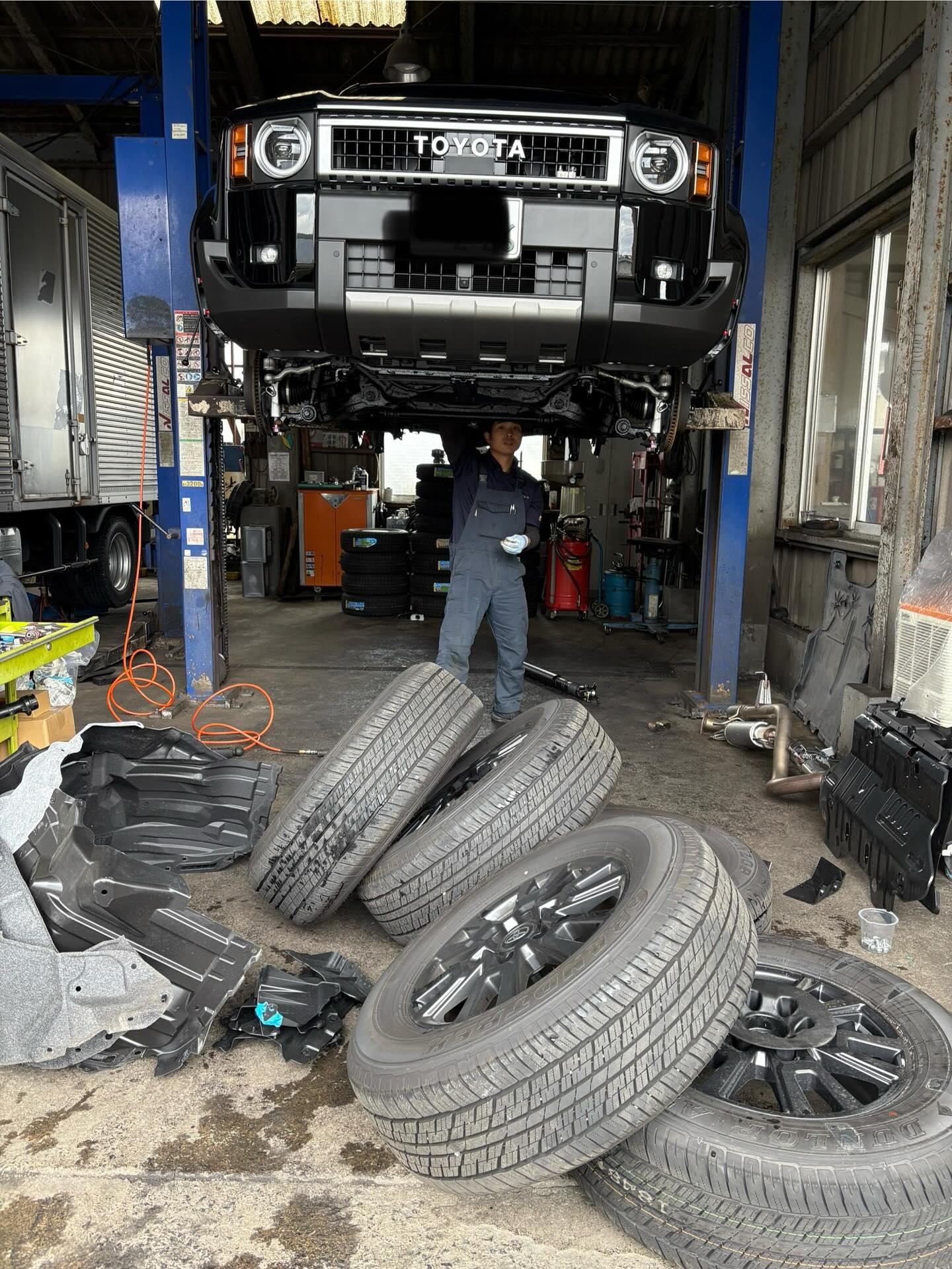 ランクル250ノックスドール施工のご依頼です。
県内外から1年を通してノックスドールのご依頼を頂き本当にありがとうございます♪
またこの季節になってくるとご依頼も増えて
直ぐにご対応出来ない場合もあり大変お待たせしております。
施工には大きく分けて2つの種類からお選び頂いております。
分厚い塗膜溶剤を利用する1600番
比較的薄い塗膜溶剤を利用する900番
フレームの中、ドア内なども施工致します。
山間部、沿岸部などにお住まいの方には特に1600番をお薦めします。
是非一度お問合せ下さい♪
#ノックスドール正規取扱い店
#防錆対策
#防錆コーティング
#防錆アンダーコーティング