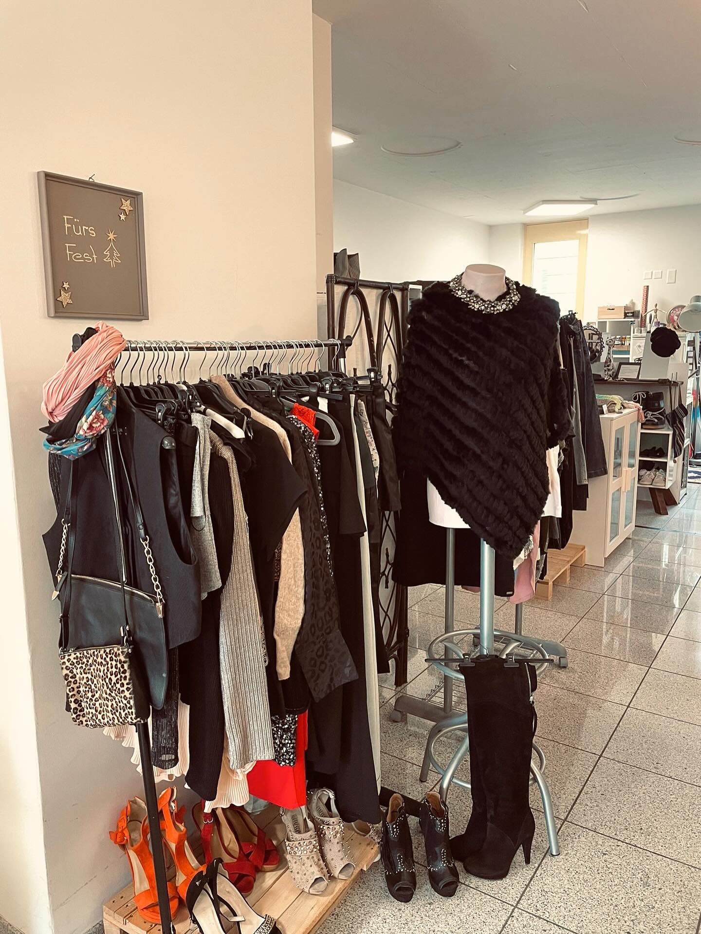 Die Temperaturen sinken und die Festtage kommen immer näher. Für diese Zeit haben wir eine kleine Festtags-Abteilung gestaltet. Von warmen Pullis bis zum Silvesteroutfit.🎄🥂
Komme bei uns vorbei und vielleicht gestaltest du dein Weihnachts oder Silvesteroutfit nachhaltig. 😊
#secondhand #secondhandshop #nachhaltig #upcycling #weihnachten #silvester #2025 #wiederverwenden #kloten #brockenhaus #lebensart