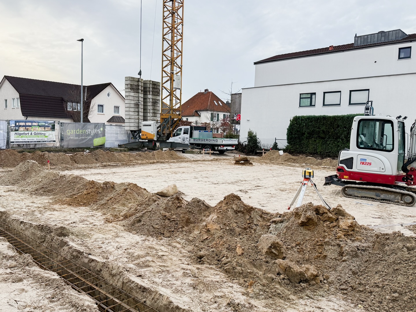 Unser nächstes Projekt in Vechta mit einer super Lage geht voran!
Hier entsteht bald ein neues Bürogebäude mit sechs Wohneinheiten 😊
Wir halten euch auf dem Laufenden ✨
____________
#borgerdingbauunternehmen #vechta #baustelle