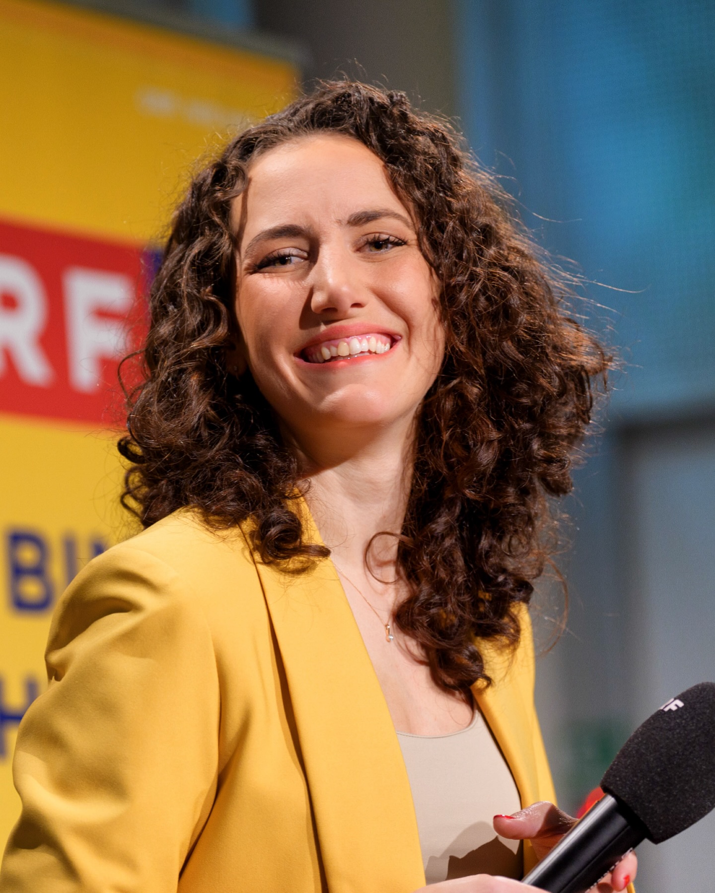 G o o d M o o d 🎤 Zwei Gründe für das Strahlen: 1) Ich hab ein Mikro in der Hand. 2) Wir feiern hier gerade den „9 Plätze - 9 Schätze“ Sieg. 😃 Foto von @flashfacecom 📸 Und jetzt: Urlaub!!
.
.
.
.
.
#lovemyjob #happyme #orf #orfnoe #9plätze9schätze #bittelächeln