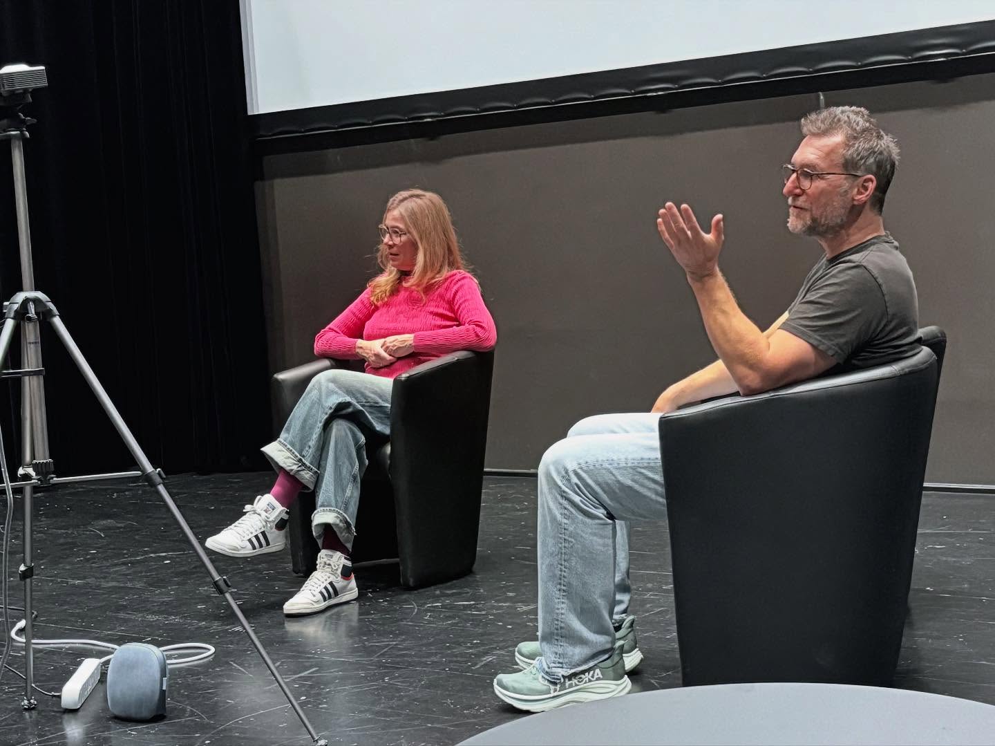 Was für ein Tag! 🎭✨
Heute durften wir im Stadttheater Langenthal einen ganz besonderen Workshop erleben, mit den beeindruckenden Barbara und Siegfried Terpoorten! 🙌
Ihr kennt sie vielleicht aus Der Bestatter oder Tatort , live zu erleben war einfach faszinierend! Sie haben uns in die Welt des Schauspiels mitgenommen und erklärt, wie Inszenierung funktioniert, besonders spannend im Vergleich zu den verschiedenen Perspektiven beim Filmdreh.
❤️
Ein Highlight: Wir wurden sogar gefilmt und sind nun Teil ihres eigenen Stücks „Flenn mir einen Fluss“, das am 19.11.25 im Stadttheater Langenthal aufgeführt wird. 🎬🎭
@barbaraterpoorten & @siegfriedterpoorten – DANKE von Herzen für diesen unvergesslichen Tag voller Emotion, Kreativität und Bühnenmagie!
#StadttheaterLangenthal #Theaterliebe #Workshop #Schauspiel #BarbaraTerpoorten #SiegfriedTerpoorten #FlennMirEinenFluss #Inspiration