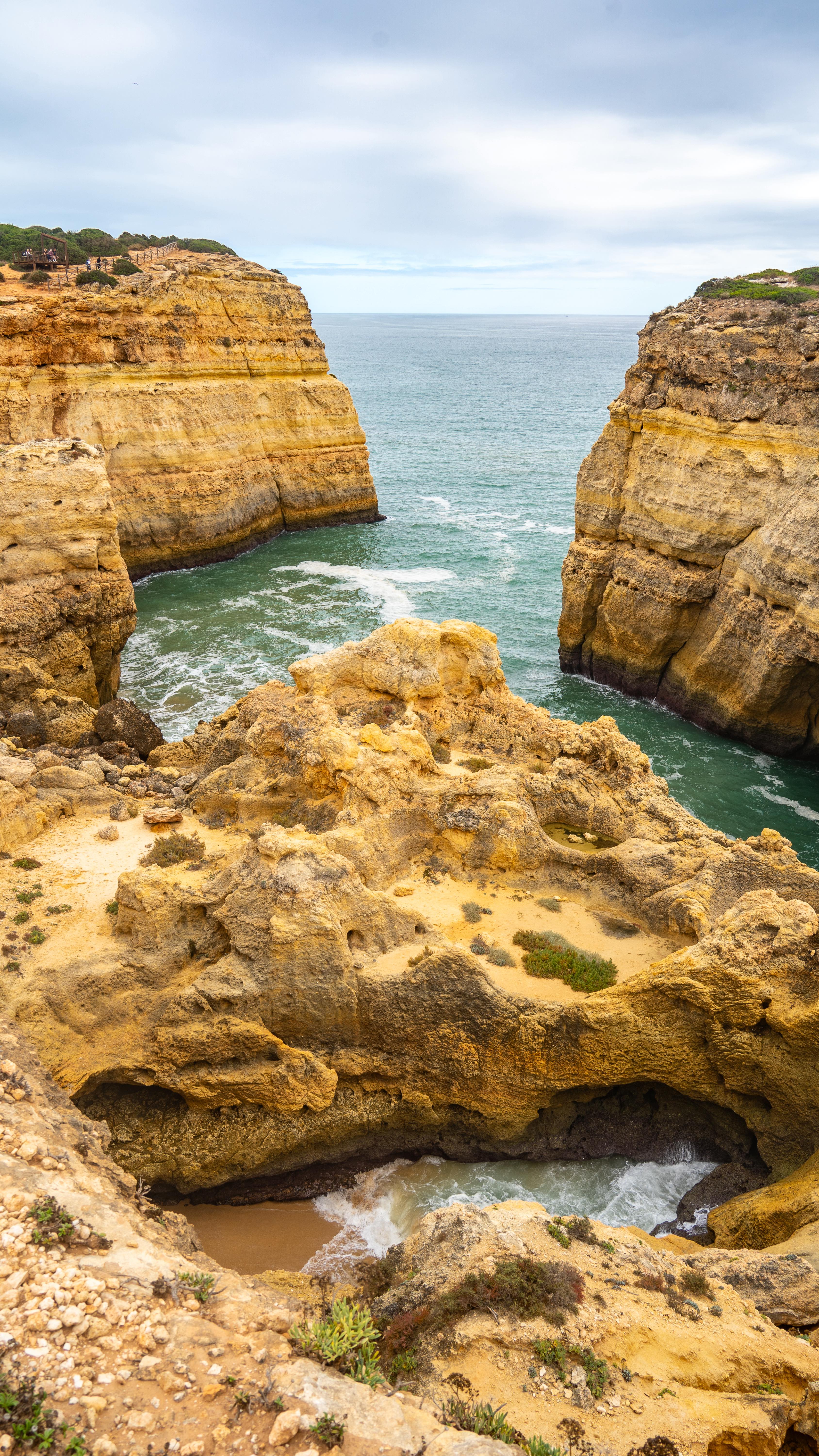 N o v e m b e r a m M e e r 🐚 Ich glaube, das ist der perfekte Monat hier. Zwar kein strahlend blauer Himmel und immer wieder etwas Regen, aber noch immer um die 20 Grad und damit perfektes Wanderwetter. Und wir sind endlich den „Seven Hanging Valleys Trail“ gegangen. 🥾