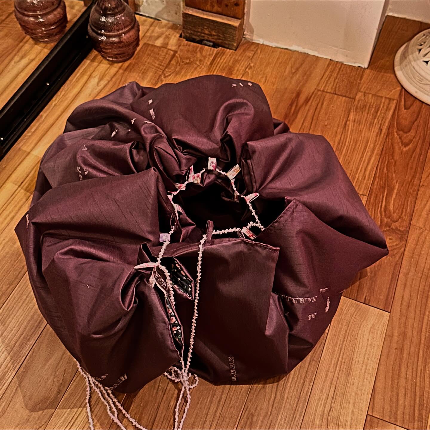 Le voici le tapissac ( tuto de @sewing_so_ ), complètement recyclé qui a pour vocation d’être un tapis de contes merveilleux permettant de raconter 1000 histoires différentes en fonction de ce qu’on y dépose.
4 mètres de circonférence pour pouvoir s’installer autour, entièrement matelassé pour la douceur, joli point de fermeture, 2 petites poches secrètes et 1 passant personnalisé.
Je vous invite à l’ouvrir pour voir ce qu’il y a à l’intérieur…1 magnifique oiseau en céramique de @lili_pamplemousse et d’autres surprises.
#couture #coudreetbroder #coudre #tapissac #tapisnarratif #tapisahistoires #raconter #raconterdeshistoires #conteuse @nathalienovi #freresgrimm #contesdegrimm #damehiver #frauholle #céramique