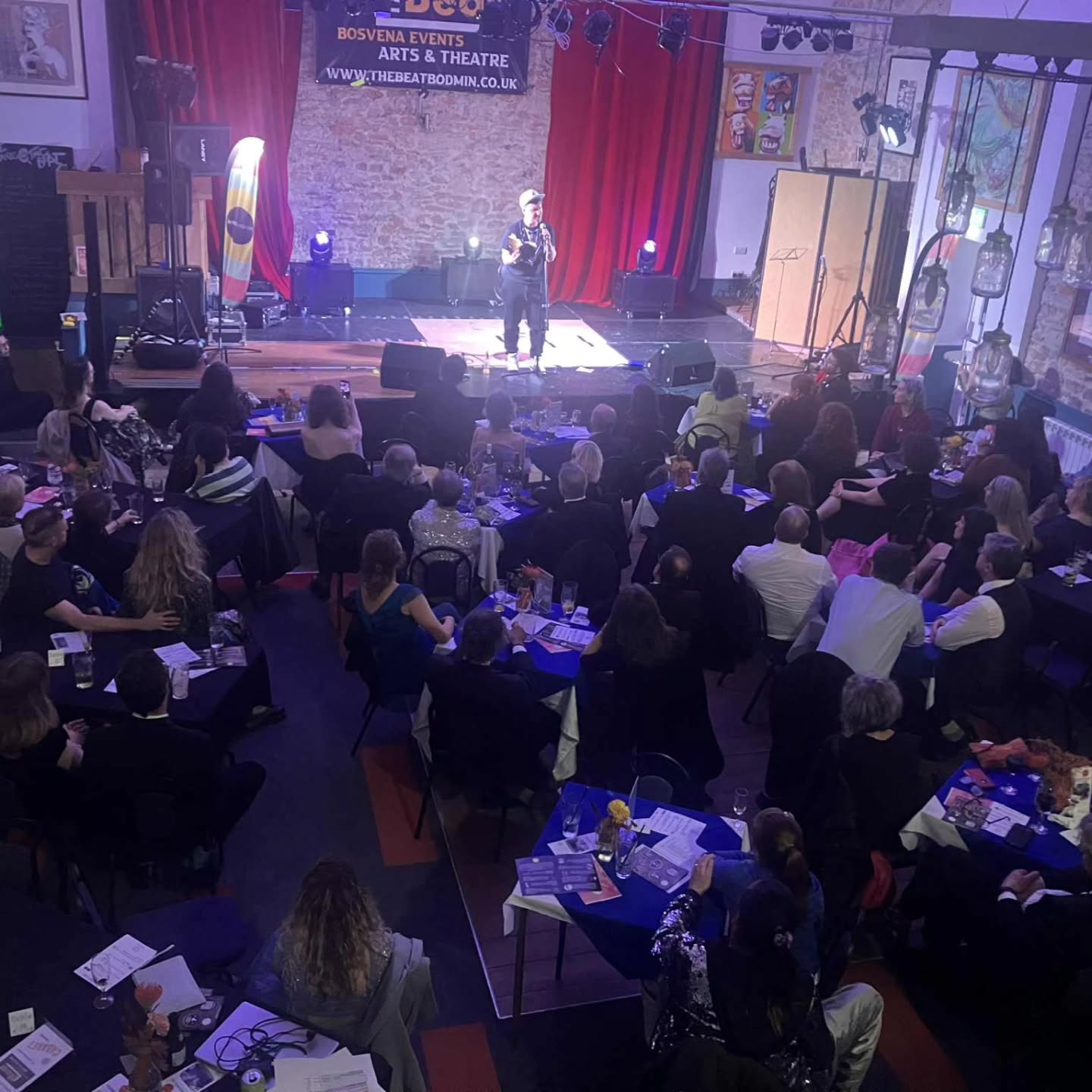 An awesome spotlight photo from Friday night's performance at @thebeat_bodmin with @intobodmin 😊🧡
Thank you @mimicomedyditties 😊
#spokenword #multipleslcerosis #mswarrior #Beneaththetracksuit
