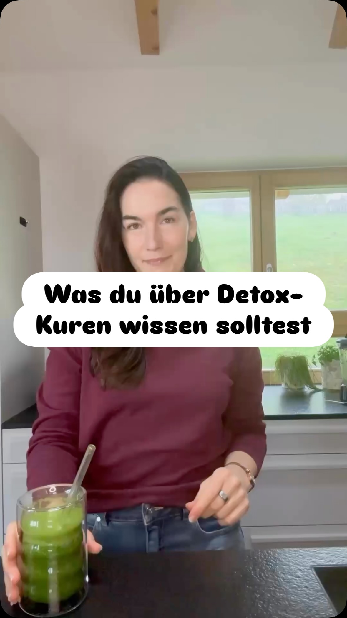 Wir entgiften nicht in 3-Wochen-Kuren – wir entgiften ständig.
Leber, Darm & Nieren arbeiten jeden Tag daran, Stoffe zu verarbeiten und aus dem Körper zu leiten.
Und es gibt einiges, das raus muss: Umweltgifte (Pestizide, Weichmacher), Schwermetalle, Medikamentenrückstände – aber auch körpereigene Stoffe wie Histamin, Ammoniak & Hormone wie Östrogen.
Damit diese Stoffe von der Zelle bis zur Toilette gelangen, nutzt der Körper vier abgestimmte Phasen:
Phase 1 – Aktivierung:
Stoffe werden „geöffnet/aktiviert“ → kurzfristig z. T. noch „giftiger“.
(Wichtig: B6, Zink)
Phase 2 – Umwandlung & wasserlöslich machen:
Hier werden sie entschärft & „verpackt“.
(Wichtig: Folat, Molybdän, Leberkomplex)
Phase 3 – Transport aus der Zelle: Ausscheidung über Zellmembran.
(Wichtig: Cholin)
Phase 4 – Bindung & Ausscheidung:
Über Darm & Nieren.
(Wichtig: Ballaststoffe & Bindemittel)
Wichtig: Jede Phase läuft bei jeder Person unterschiedlich schnell (Genetik, Stress, Nährstoffstatus, Lebensstil). → Deshalb gibt es keine „One-Size-Fits-All-Detox-Kur“.
Was wir jedoch generell festhalten können:
✅ Ernährung & Lebensstil stabilisieren
✅ „Redox before detox“ → erst Energieaufbau
✅ Darmfunktion sichern (daily bowel movements 💩)
✅ Stress reduzieren
✅ Phase 1 nur mit Phase 2–4 zusammen unterstützen
❌ Keine 3-Wochen-Saftkuren
❌ Nicht mobilisieren ohne Bindung
❌ Kein Chlorella als „Bindemittel“
❌ B6 & Zink nicht allein
❌ Reihenfolge: nicht 1 → 2 → 3 → 4, sondern 4 → 3 → 2 → 1 (erst Ausscheidung → dann Aktivierung)
Merksatz:
„Was nicht reinkommt, muss nicht raus.“ 🌿
Wenn dir das Reel gefallen hat, lass gern ein Like da!
Welche Erfahrungen hast du bisher mit Detox-Kuren gemacht? 👇
Quelle: @nextvital Professional Ausbildung (November 2025, @dr.thomaspeter)
#frauengesundheit #hormonbalance #lebergesundheit #detox #entgiftung #zykluswissen
