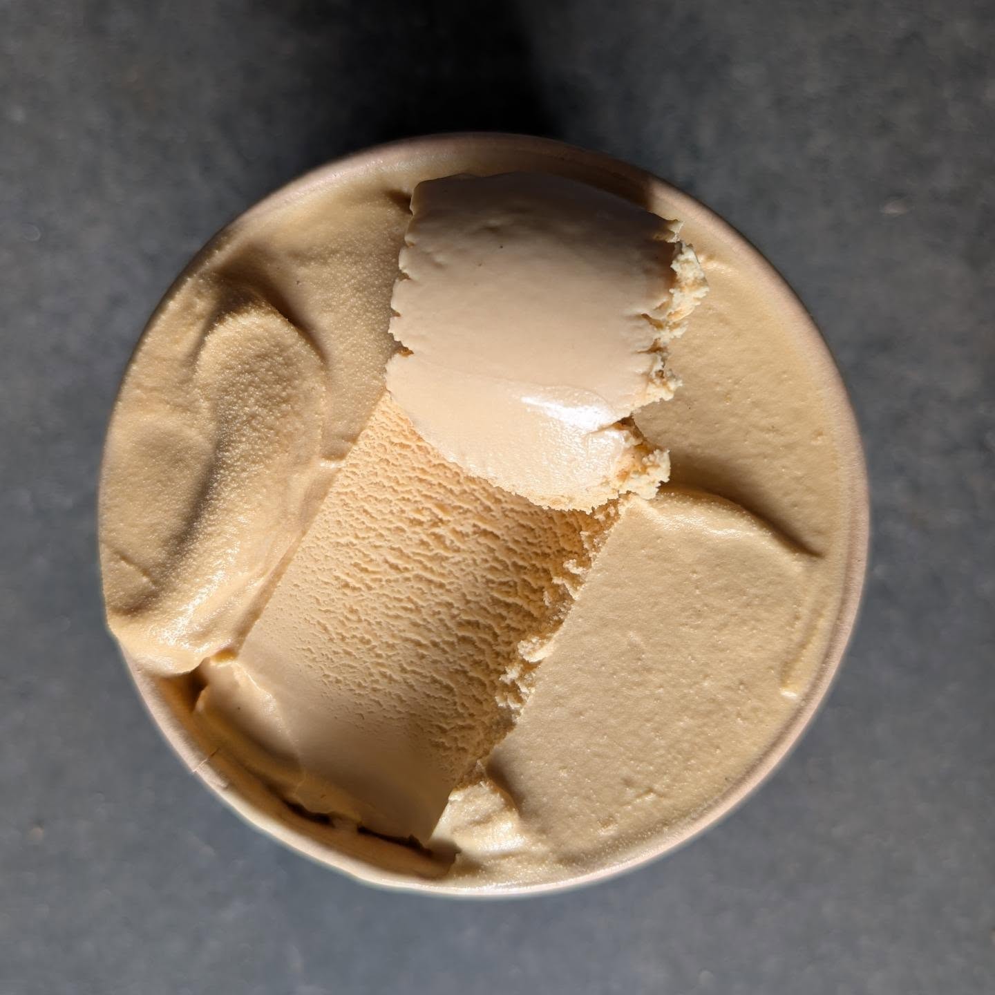 Salted Caramel 🤎 We caramelize sugar until it's dark and smoky and then mix it into cream and milk. Add a good pinch of salt and you end up with a classic flavor that's impossible to resist 🤤.
#slowdoughpizzas #littlescoops #naturalicecream #perthfood #perthicecream