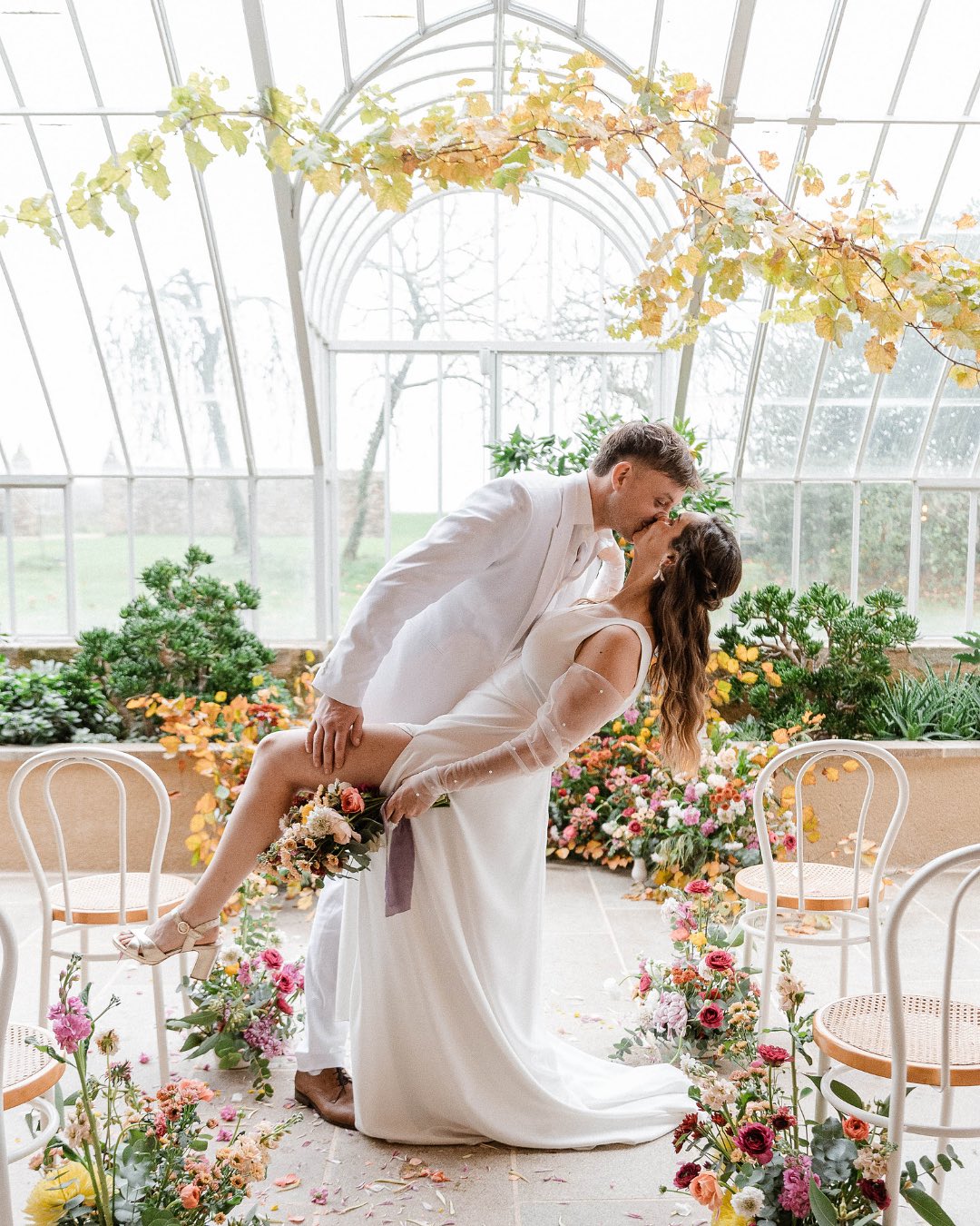 CÉRÉMONIE - Ce décor de cérémonie, c’est la promesse tenue d’une planche d’ambiance aux couleurs chatoyantes. 🔥
Ici, le magnifique décor floral signé @les_bottes_d_anemone joue avec toutes les nuances de la palette du moodboard 🌸
Même les invités apportent leur touche de couleur, leurs tenues se mêlant harmonieusement au décor. 🌈
Retrouvez le shooting complet sur le blog @lasoeurdelamariee 👀
#AutumnSunset #MariageAutomne #InspirationMariage #WeddingDesigner #DécorationMariage #MariageBretagne