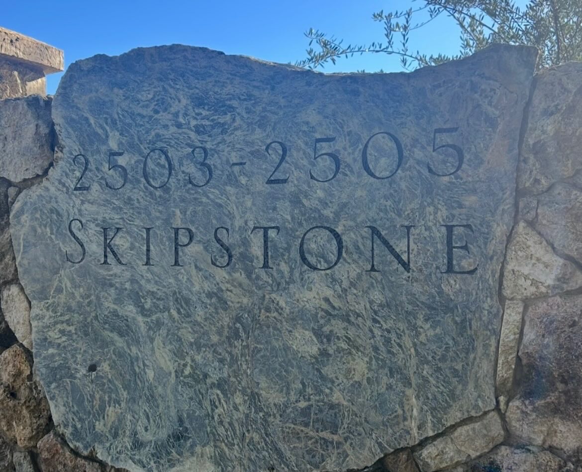 Skipstone primarily produces Bordeaux red varieties from its nearly 30 acres of certified organic, biodynamic vines. Under the stewardship of famed winemaker Philippe Melka.🍇🍇🍷