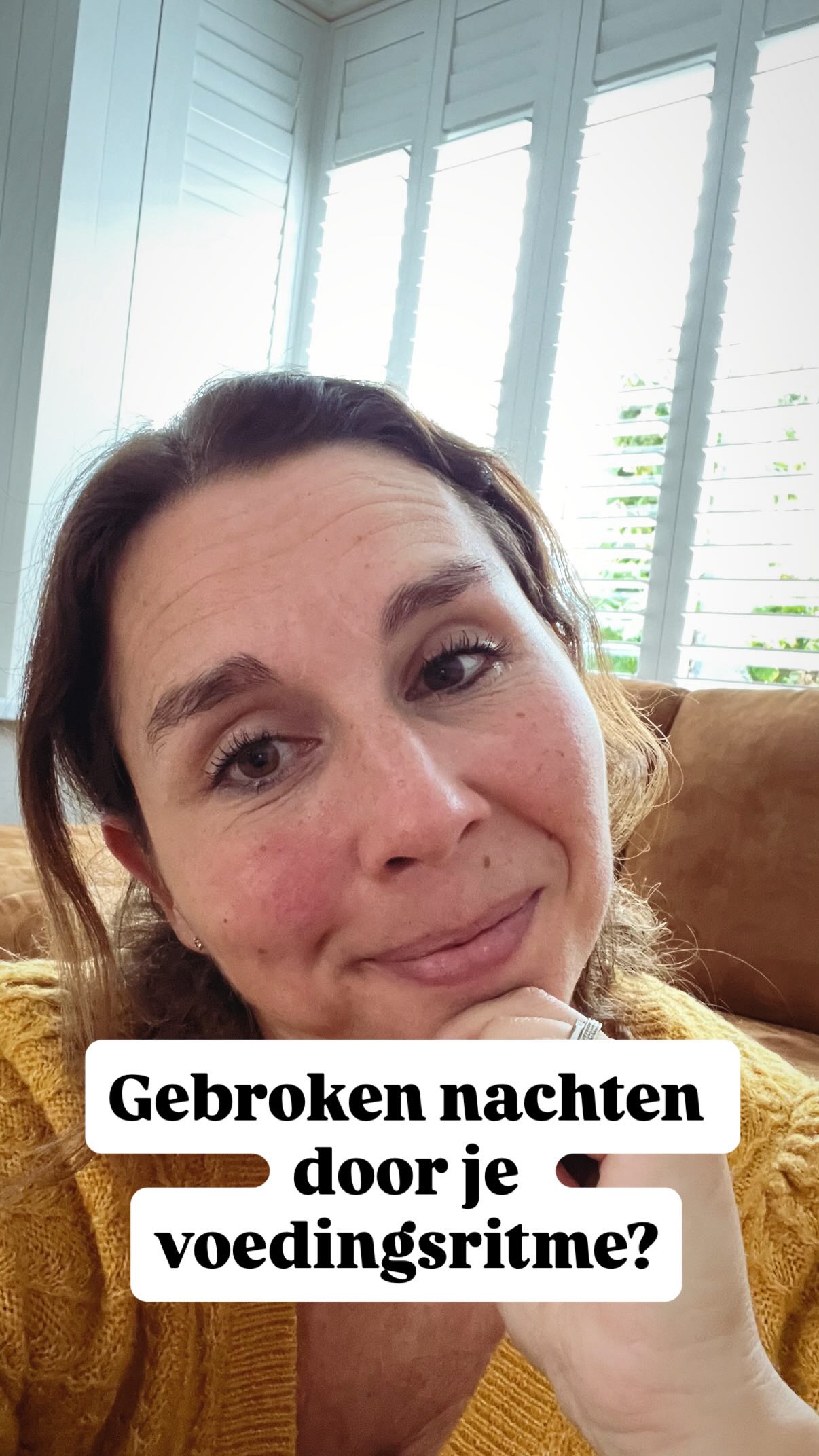 💫Heeft het voedingsritme invloed op het slapen?
Wist je dat je door een aantal kleine aanpassingen in je voedingsritme betere nachten kan krijgen?
We zien in onze praktijk vaak kindjes die onrustig zijn in de nacht of rond 5.00 uur in de ochtend wakker worden.
En om dat te kunnen veranderen, gaan we altijd eerst op zoek naar de oorzaak van het wakker worden. Een van de dingen waar we dan op inzoomen is het voedingsritme.
Dit heeft namelijk veel invloed op hoe je nacht verloopt.
✨Waar kun je dan op letten?
💡Eet je kindje voldoende overdag?
💡Hoe is de voeding verdeeld over de dag? We zien vaak kindjes die op de tweede helft van de dag in verhouding veel meer eten dan de eerste helft. Dit wil je mooi over de dag verdelen
💡Liever geen papfles voor het slapen gaan (zie onze eerdere post hierover)
💡Zorg dat de laatste vaste voeding en avondbedtijd niet te dicht op elkaar zitten
💡Geef nieuwe dingen niet in de namiddag en avond maar liever eerder op de dag zodat je nog kunt zien hoe je kindje hierop reageert.
🍼🥝🌽🫛Wist je dat je ook aan een mooi slapen en voedingsritme kunt werken zonder strakke schema’s?
We hebben een hele fijne slapen en voedings hulpgids van 25 pagina’s boordevol informatie, voorbeeldschema’s, antwoorden op meest gestelde vragen en praktijkvoorbeelden. ( klik op deze post)
❓Twijfel je of het voedingsritme van jouw kindje de oorzaak is van rommelige nachten of wil je het voedingsritme een keer onder de loep nemen? Ik ben naast slaapcoach ook voedingscoach en kan je hier in een consult (slaapadviesgesprek van 25 min.) heel goed bij helpen.
Liefs, ❤️
Patricia