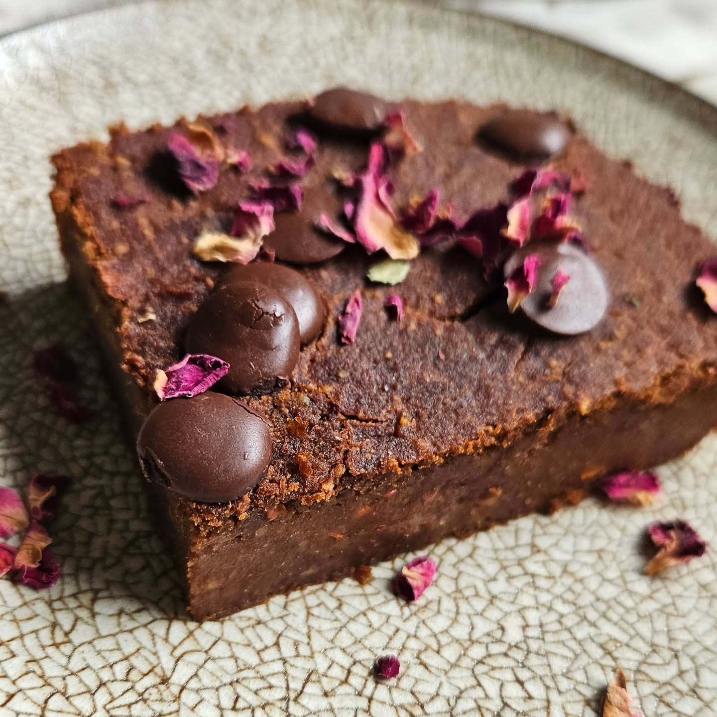 Kürbis Brownie natürlich gesüßt 🎃
500 g Hokkaido Kürbis gekocht
250 g eingeweichte Datteln
3 EL pflanzliche Milch
80 g Erdmandelmelh (altern. Buchweizenmehl)
80 g gemahlene Mandeln
1 TL Vanille gemahlen
5 EL Kakaopulver
2 EL Kakaodrops
Alle Zutaten bis auf Kakaodrops pürieren. Masse in eine mit Backpapier ausgelegte Auflaufform geben und verteilen. Kakaodrops darauf verteilen und bei 180°C Umluft ca 30 Minuten backen. Und genießen
Optional mit Rosenblüten garnieren
#kürbis #brownie #natürlichsüß
#natürlichgesund #zuckerfrei #glutenfrei #herbstrezept