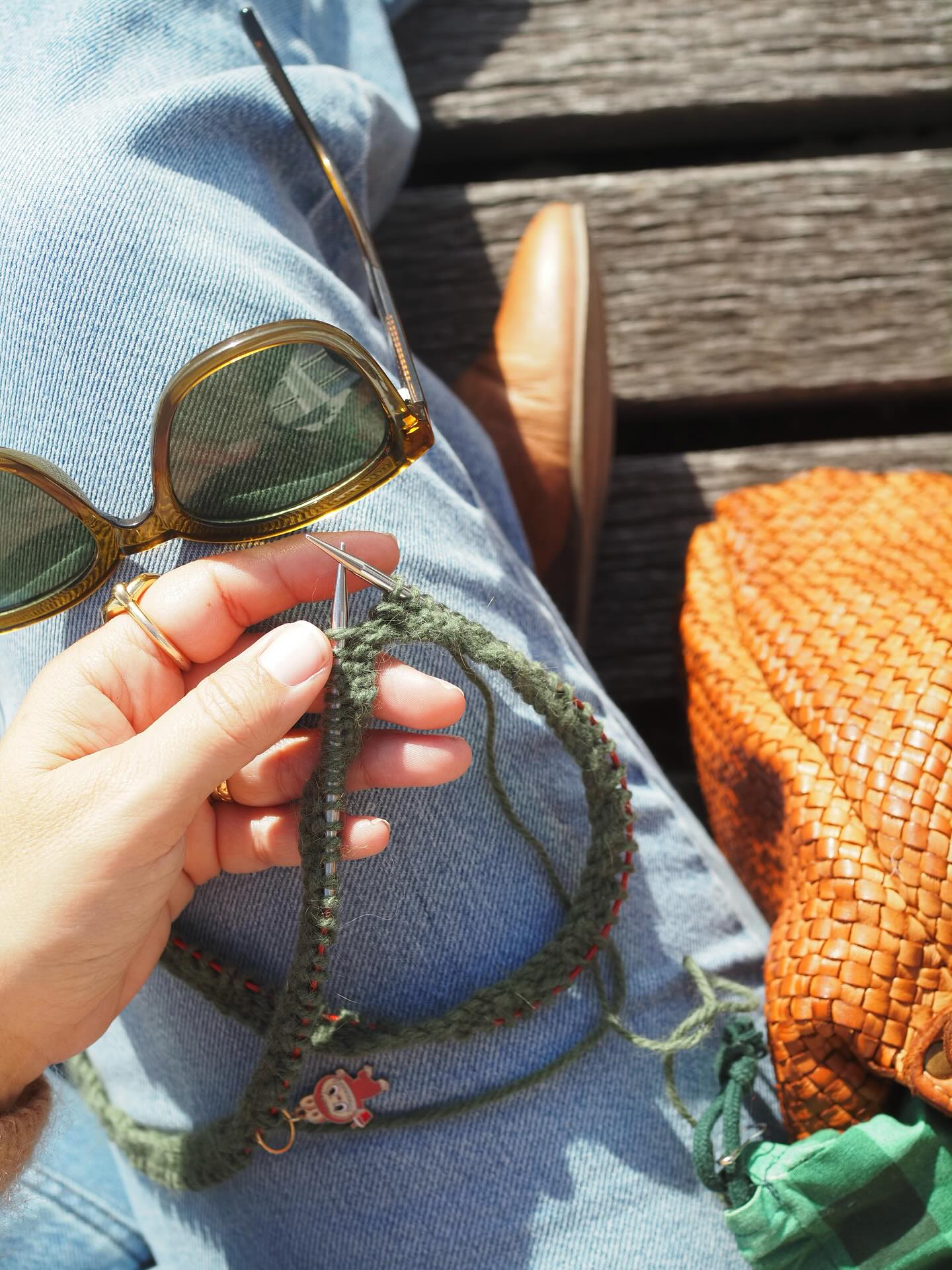 Ma version slipover de Cezanne avance bien et commence à prendre de la place dans mon sac. J’ai donc décidé de monter un nouveau projet. 🍟
Un projet qui ne compte pas encore vraiment dans les encours, un projet qui ne prend pas de place dans le sac, un projet qui ne demande aucune concentration et permet aisément de parler à mon entourage …
… Une idée du projet ?
🍔 Indice : c’est un de mes modèles déjà existant et tricoté dans ce même fil.
Fils . @lainesduvalgaudemar
.
.
#atelieremilie #ateliermiliedesigns
#knitting #knitweardesigner #mohairaddict
#tricotété #summerknitting knit knitting knitter
#tricot #strikk tricot #jeportecequejetricote