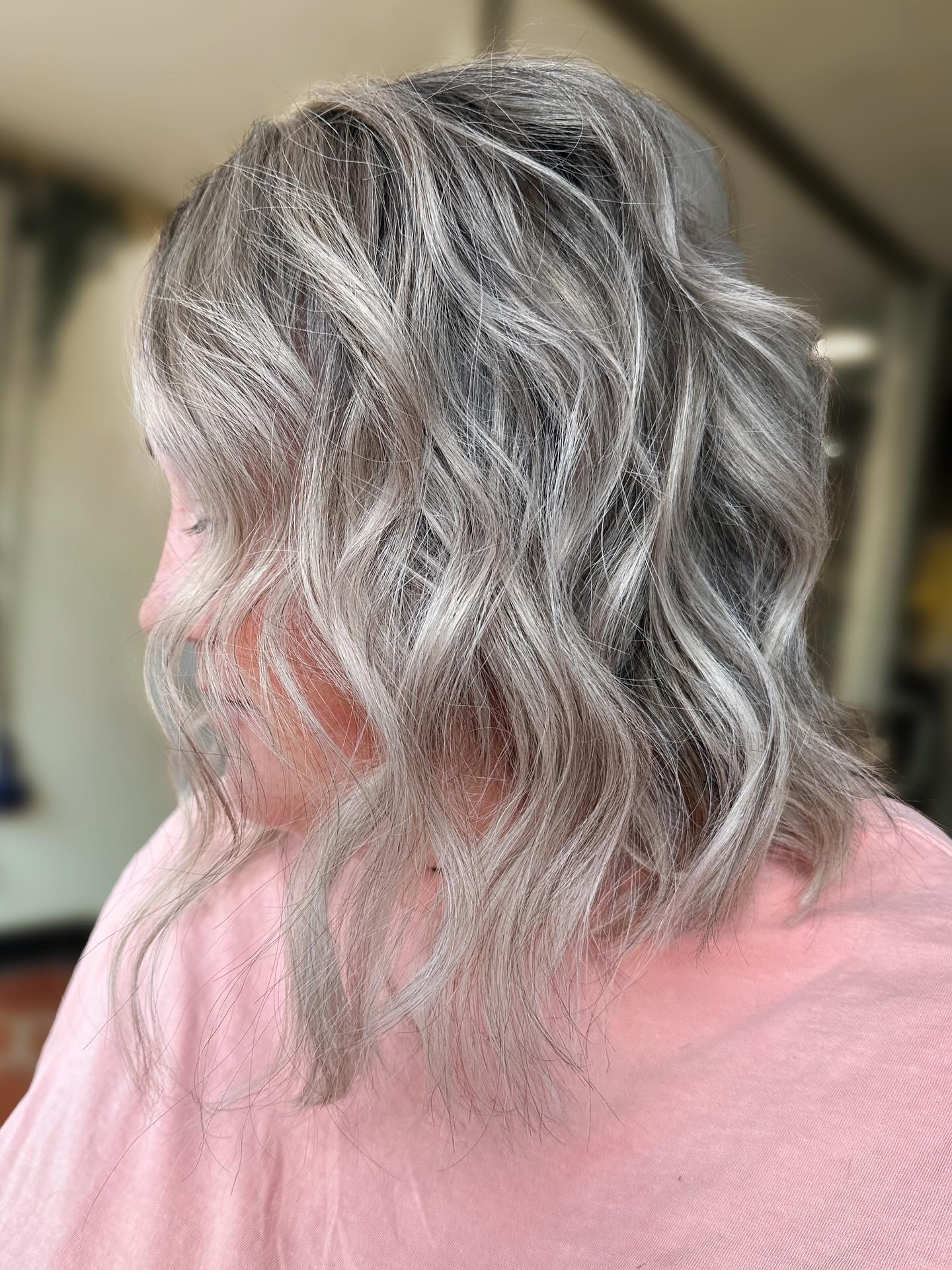She came in with fried ends and lots of regrowth…
so we 𝒉𝒊𝒕 𝒓𝒆𝒇𝒓𝒆𝒔𝒉 𝒎𝒐𝒅𝒆
A healthy chop, a softer blend, and the dream color — 𝒘𝒊𝒕𝒉𝒐𝒖𝒕 𝒕𝒉𝒆 𝒅𝒂𝒎𝒂𝒈𝒆 🤍✨
.
.
.
Located inside Downtown Roots Salon
📍 321 Clinton St Defiance Ohio
🔗 BeautiByMandi.com