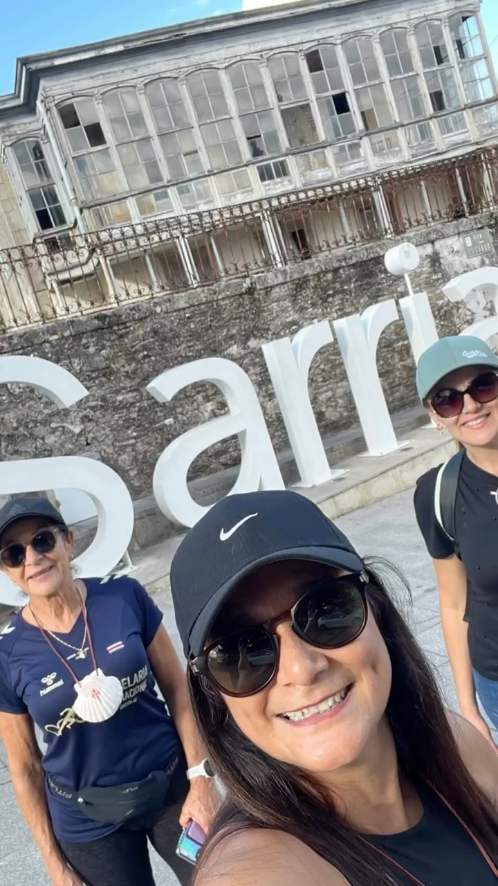 Así comenzó nuestra primera etapa del Camino, de Sarria a Portomarín. Cada paso, cada paisaje y cada risa nos recordaron por qué vale la pena el camino, no solo la meta. 🌄✨
#caminodesantiago #descubremás #viajesdescubremás #viajesconpropósito #santiagodecompostela #buencamino #