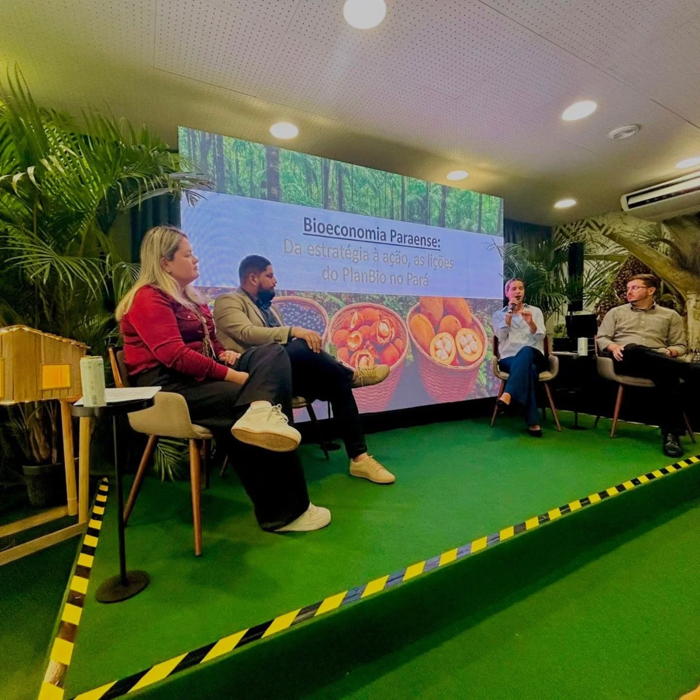 🌿 Dia 3 na COP 30: conhecimento, territórios, projetos e bioeconomia paraense em ação
A Emboé, em parceria com a SEMAS, FAPESPA e SEAF, realizou dois painéis no Pavilhão do Pará, na Zona Verde da COP 30.
No primeiro, “Do território ao impacto: aprendizados da construção de projetos climáticos na Amazônia”, debatemos com a SEMAS e a SEAF sobre a construção do projeto para o Fundo Amazônia, com apoio da GIZ. A conversa destacou as demandas do território, a metodologia aplicada e o fortalecimento da agricultura familiar, da bioeconomia e da regularização ambiental.
No segundo painel, “Bioeconomia paraense: da estratégia à ação: as lições do PlanBio no Pará”, dialogamos com a SEMAS e a FAPESPA sobre o histórico de construção dessa política inovadora e estratégica para o Pará e para a Amazônia. Falamos sobre a produção de conhecimento técnico e científico, e o apoio da Emboé ao PlanBio no fortalecimento da governança, na elaboração do plano de monitoramento e na revisão participativa do plano, ampliando o engajamento das secretarias de governo.
Também tivemos encontros inspiradores, como com a Mavi (@mavi.brilhante), jovem ativista ambiental de apenas 12 anos 🌎💚
Participamos também da Casa Sul Global, conhecendo iniciativas de fundos como o BID, Fundo Amazônia, Fundo Caixa, Fundo Casa e fundos comunitários.
Seguimos aprendendo, conectando e fortalecendo ações que transformam o território em impacto positivo.
#somosemboé #emboenacop30 #COP30 #cop30nopará #bioeconomia #projetos #fundosambientais #fundoscomunitários #greenzone #pará #parcerias #inovacão #politicaspublicas