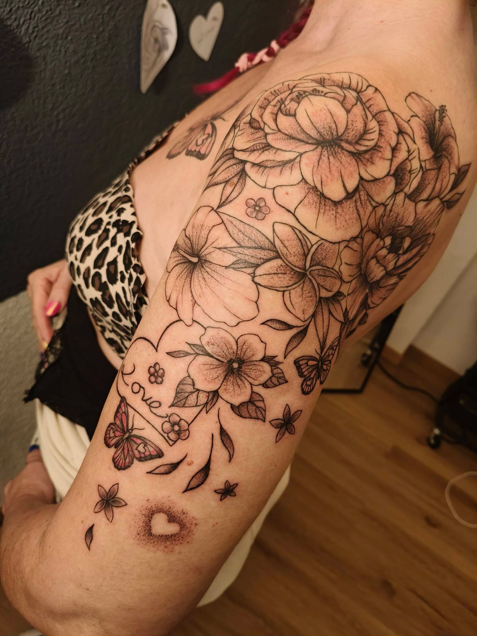 ✨❤️ Liebe ❤️✨
Dieses Tattoo symbolisiert die Liebe, die Liebe in Allem, die Liebe einer Mutter, die Liebe zum Magischen, zur Natur, die Liebe von einem Selbst, die Liebe zum Leben.
So viel Energie und Kraft und Liebe ist in dieses Tattoo reingeflossen, während den mehreren Stunden wo es wie durch Magie entstanden ist. Die vielen Diskussionen und Emotionen, die es noch lebendiger gemacht haben ❤️✨
Danke dir von ganzem Herzen hast du mir die Gelegenheit gegeben, dieses wunderschöne Kunstwerk auf deinem Körper zu verewigen ❤️
In Liebe
✨ Encre d'Or ✨
✨❤️ Amour ❤️✨
Ce tatouage symbolise l'Amour, l'Amour dans le tout, l'Amour d'une mère, l'Amour de la magie, de la nature, l'Amour de Soi et de la Vie.
Tant d'énergie et de force s'est écoulée à travers l'encre, pour finalement donner vie à ce magnifique tatouage. Toutes les discussions et émotions ressenties, qui le rendront pour toujours encore plus vivant et significatif ❤️✨
Merci du fond du cœur de m'avoir donné la chance de graver ce magnifique chef-d'œuvre sur ton corps ❤️
Avec Amour
✨ Encre d'Or ✨