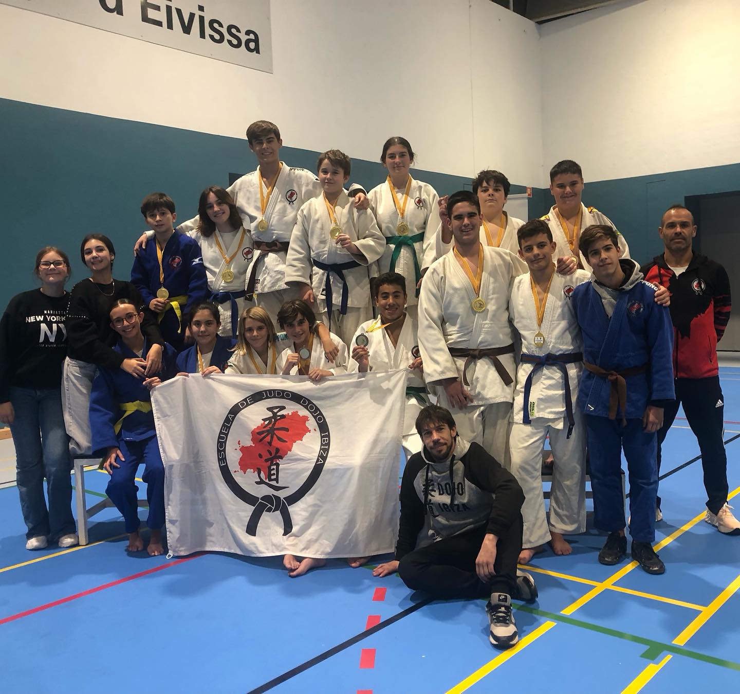En la jornada de ayer, nuestros judokas tuvieron la oportunidad de ponerse a prueba en el 3r control escolar. En total 8 primeros clasificados de 11 posibles. Muy contentos y muy orgullosos de nuestros competidores si sigues entrenando para mejorar día a día
En el cto de Ibiza junior, Ingrid y Toni 🥇 y mal día para izan que salido lesionado del primer combate… mucho animo y mucha fuerza para que pueda volver pronto al Tatami!
Oros 🥇
Marc
Alai
Pep
Lucia
Tanit
Hugo
Diego
Toni
Palta 🥈
Sara
Bronces 🥉
Mateo
Carlos
Joan
Mohamed
🍫
Pablo
Nadia
Mencionar también a nuestros cronos y árbitros: Rodrigo, Raül, Bruno e Ingrid que participaron en el evento y dar las gracias a todos los compañeros, amigos y familiares que vinieron a apoyar y animar a nuestro equipo “jita Kioey”