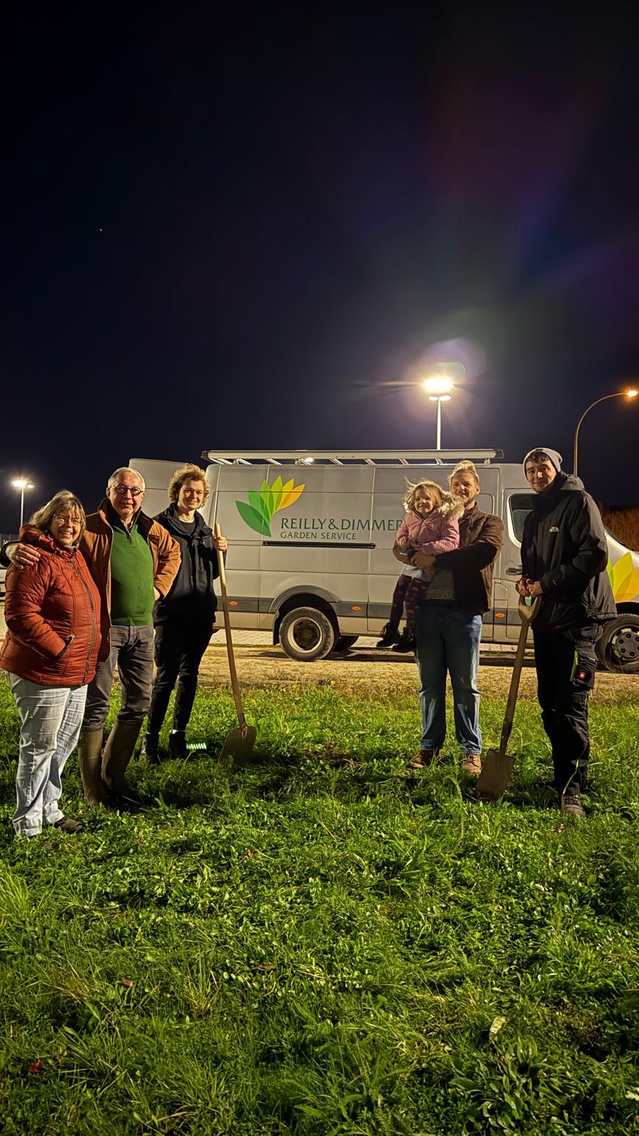 No guddem Stress hu mir et elo och gepackt – eise Bam steet!🌲
Dofir ee grousse Merci der @paereler_musik fir d’Nominéierung.
Domadder huelen mer dann och d’Chance an nominéiere direkt nach follgend Veräiner🥳:
@eppelduerfer
@fielsermusek
@fc.medernach
Wann dir äre Bam net bannent 72 Stonne planzt, da komme mir mool eng Kéier bis laanscht e Patt drénken an eppes Guddes iessen!
Un d‘Eppelduerfer: eis Musikanten lieben Spaghetti ;)).
Nach eng Kéier villmools Merci dem Luc Dimmer a senger Firma Reilly & Dimmer Garden Service, déi eis sou kuerzfristeg – nach op engem hellege Sonnden! – net nëmmen de Bam organiséiert hunn, mee och souguer direkt d’Material derbäi bruecht hunn!
#bamplanzaktioun